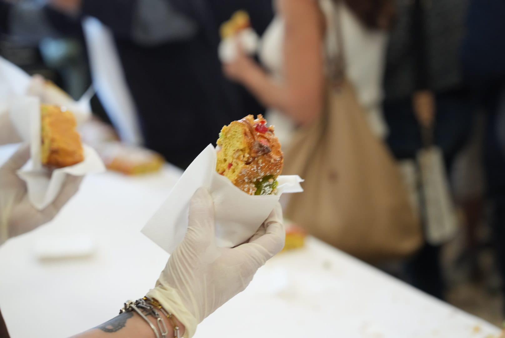 Mega Bolo-Rei com 180 metros partilhado no Mercado Municipal de Câmara de Lobos (com fotos)