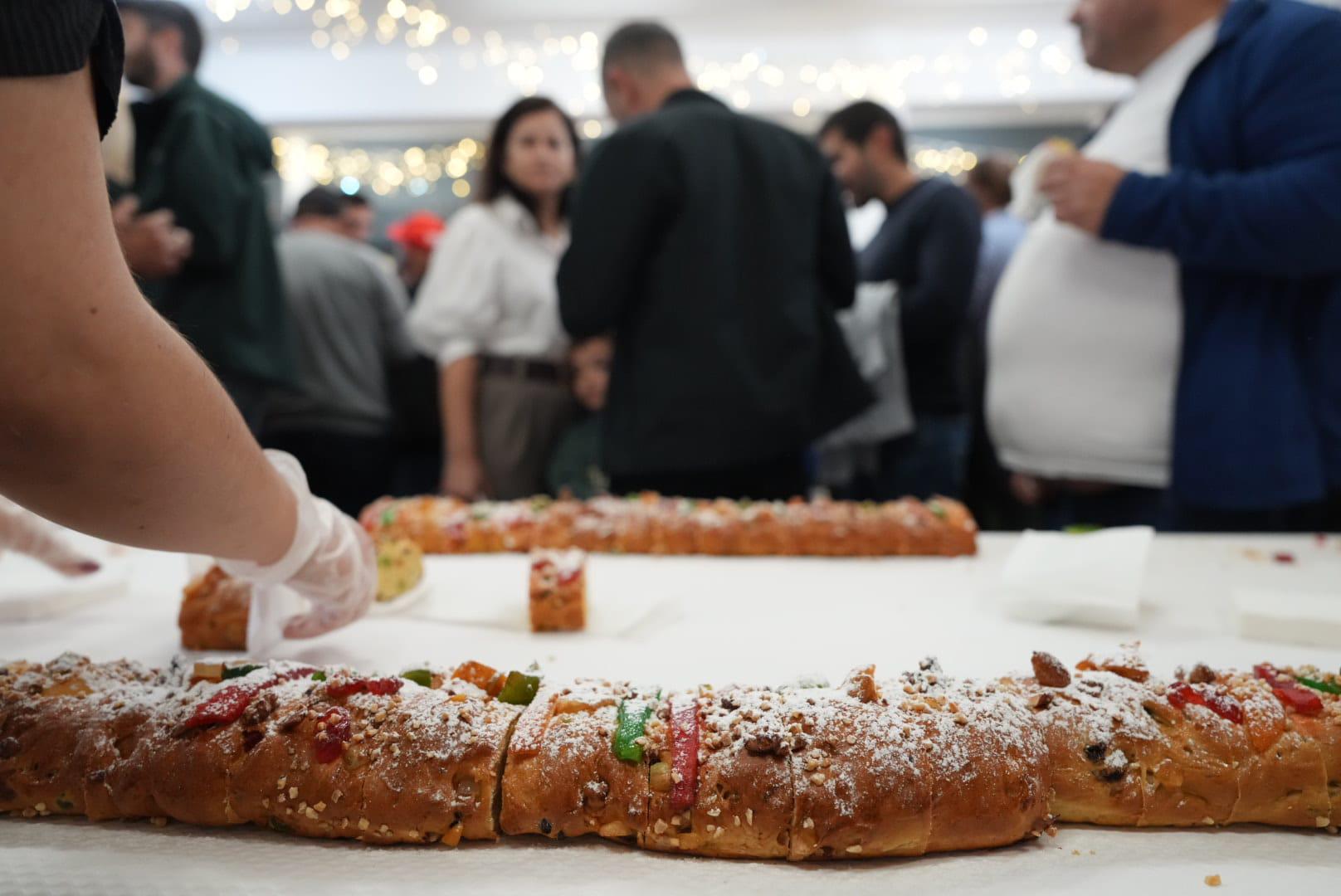Mega Bolo-Rei com 180 metros partilhado no Mercado Municipal de Câmara de Lobos (com fotos)