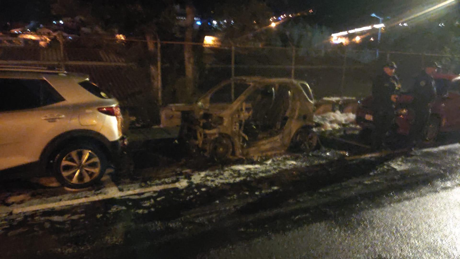 Viatura consumida pelas chamas nas Courelas (com fotos e vídeo)