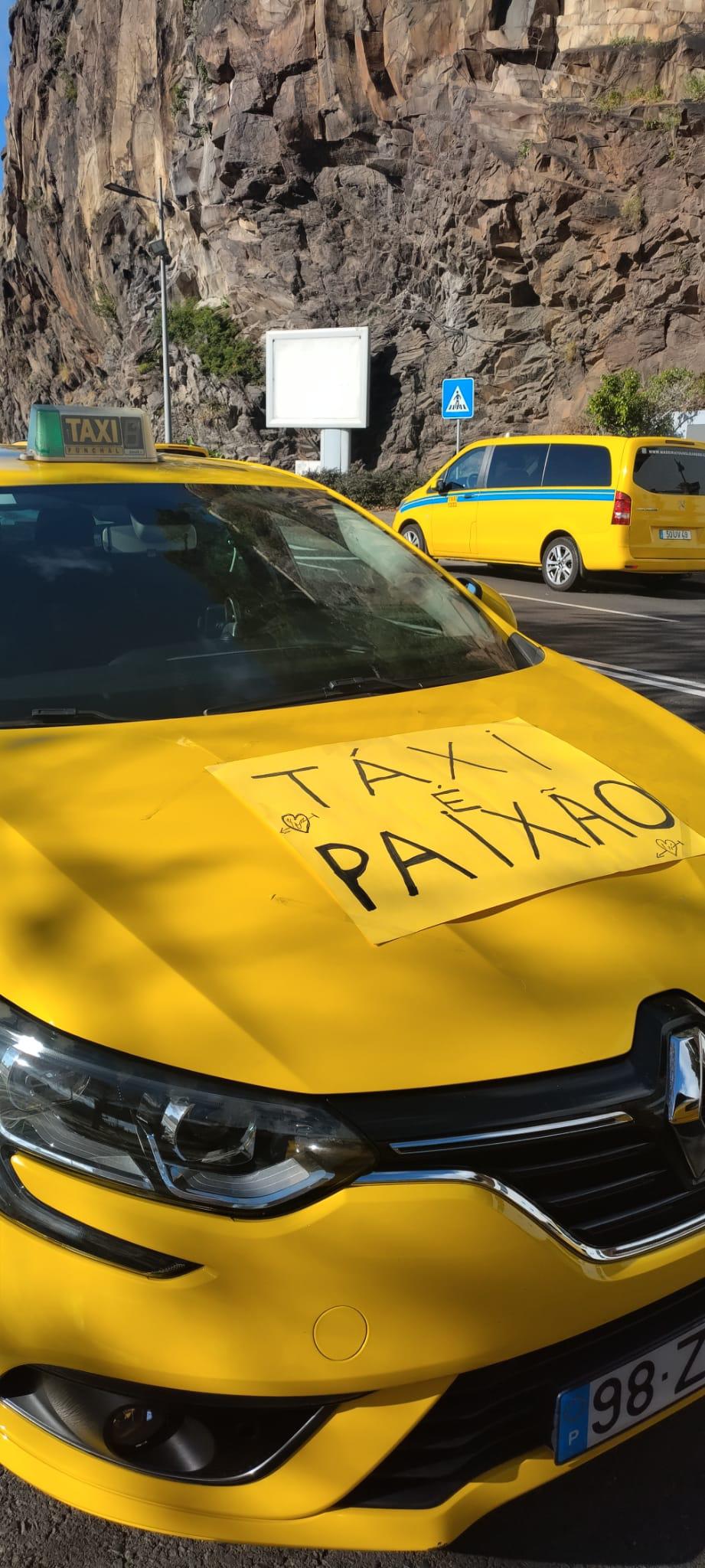 Manifestação levou duas centenas de táxis à Avenida Sá Carneiro (com fotos)