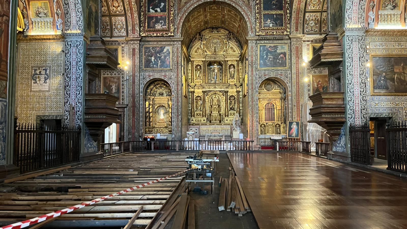 Missas da Igreja do Colégio transferidas para o pátio interno devido a obras de recuperação do chão