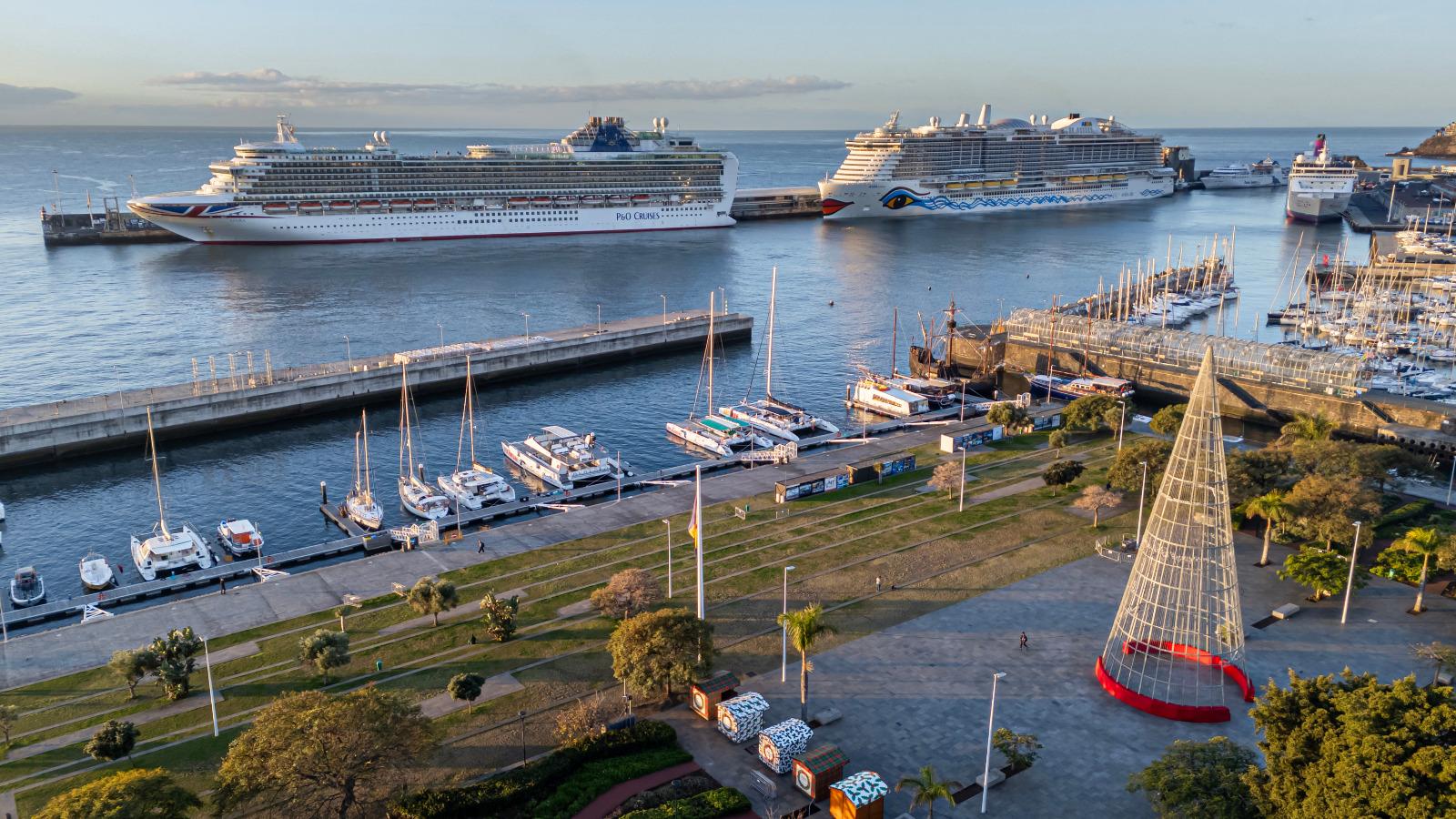 Quase mil passageiros desembarcaram hoje no Funchal (com fotos)
