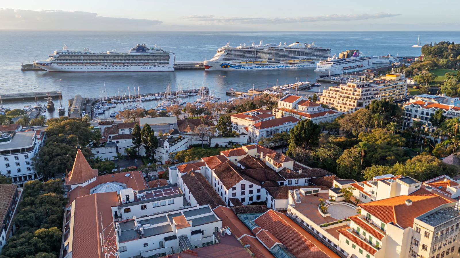 Quase mil passageiros desembarcaram hoje no Funchal (com fotos)