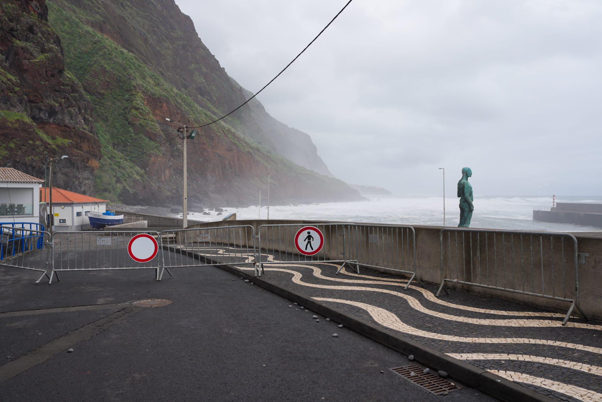 Moradores no Paul do Mar protegem habitações para prevenir nova vaga de agitação marítima (com fotos)