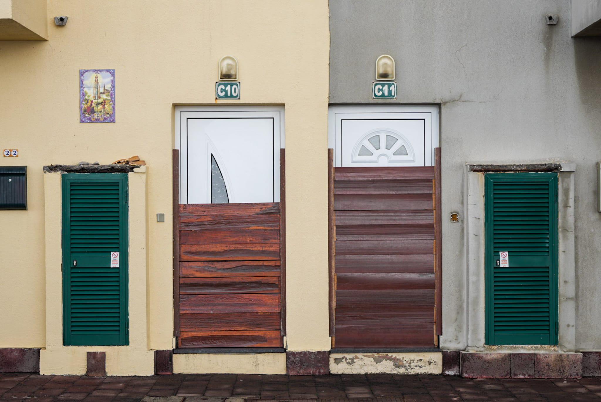 Moradores no Paul do Mar protegem habitações para prevenir nova vaga de agitação marítima (com fotos)