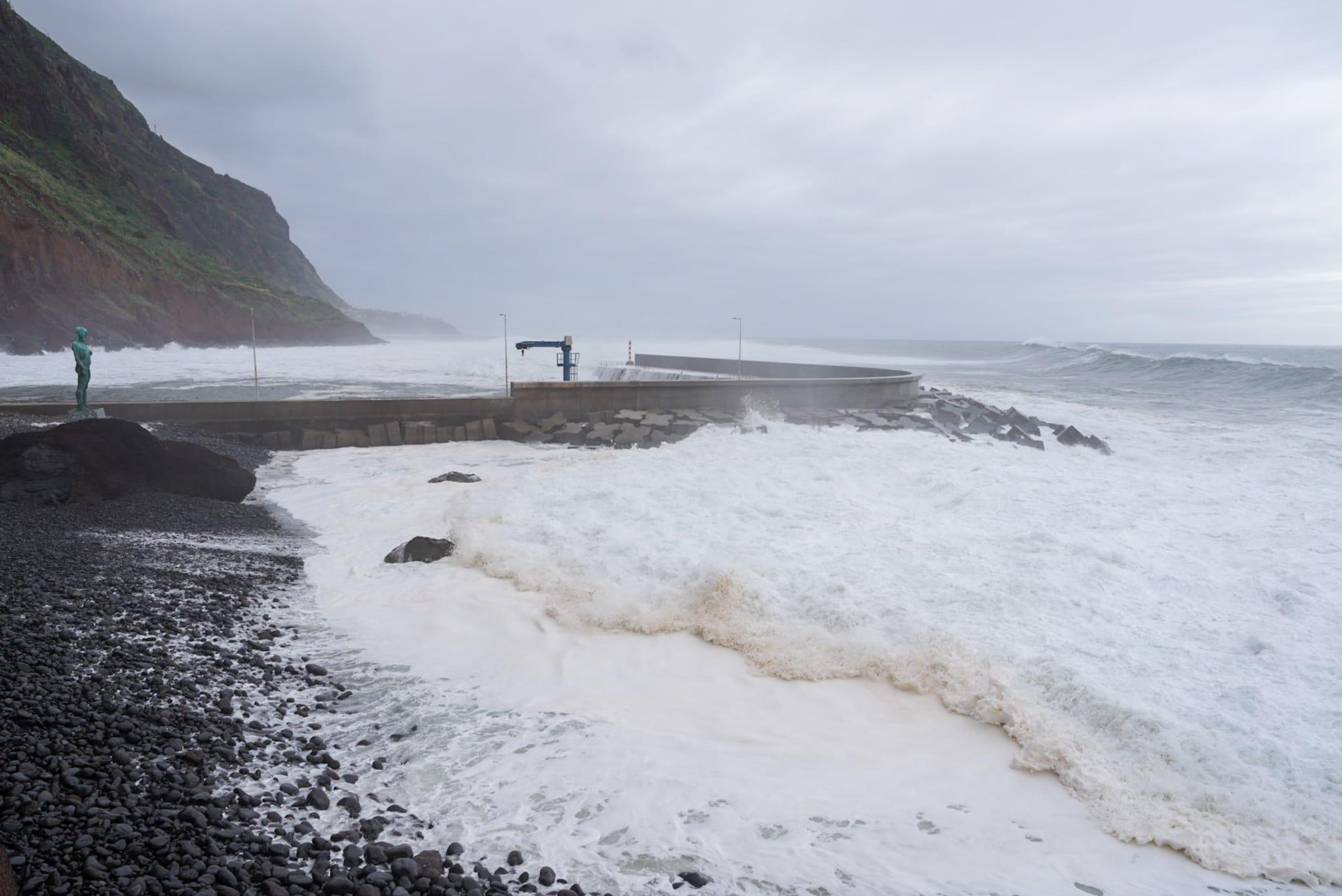 Moradores no Paul do Mar protegem habitações para prevenir nova vaga de agitação marítima (com fotos)