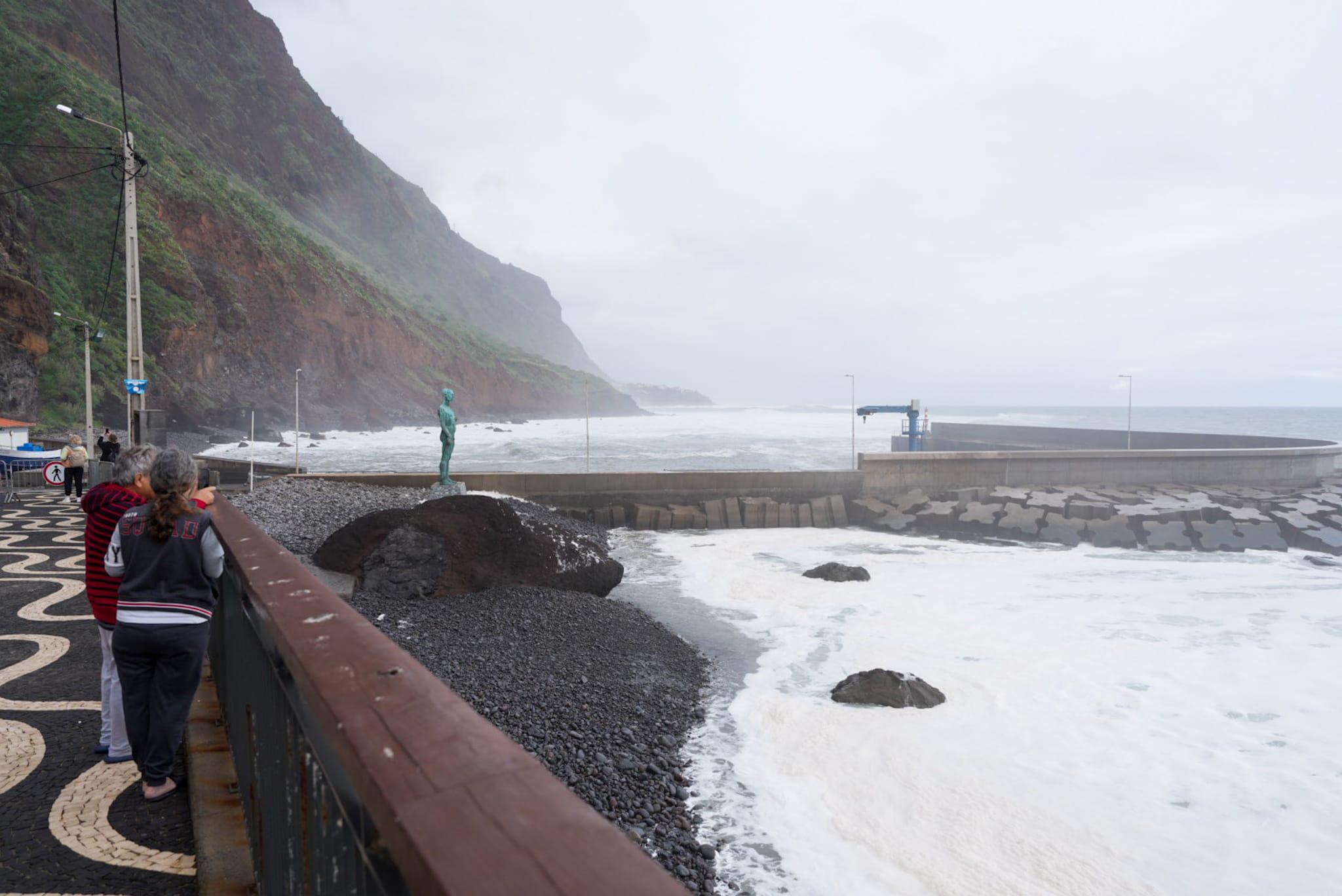 Moradores no Paul do Mar protegem habitações para prevenir nova vaga de agitação marítima (com fotos)