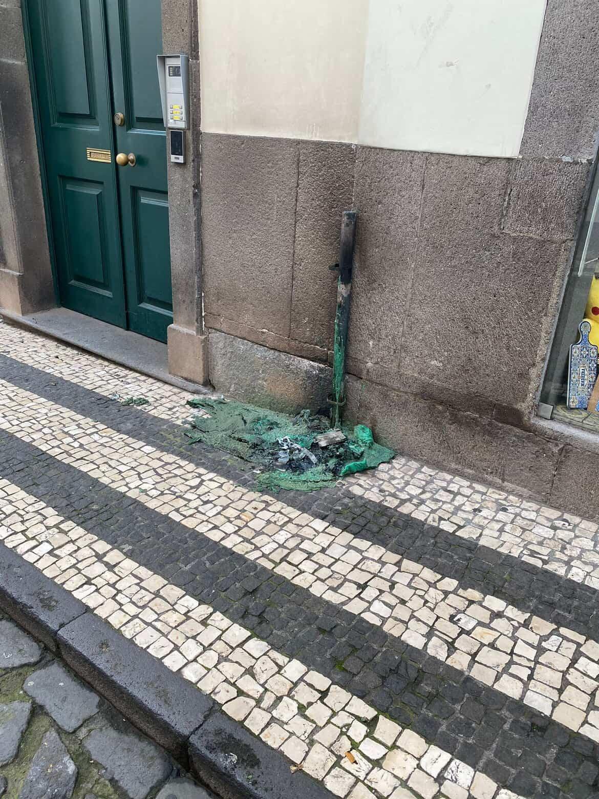 Baldes do lixo foram incendiados na Rua da Carreira
