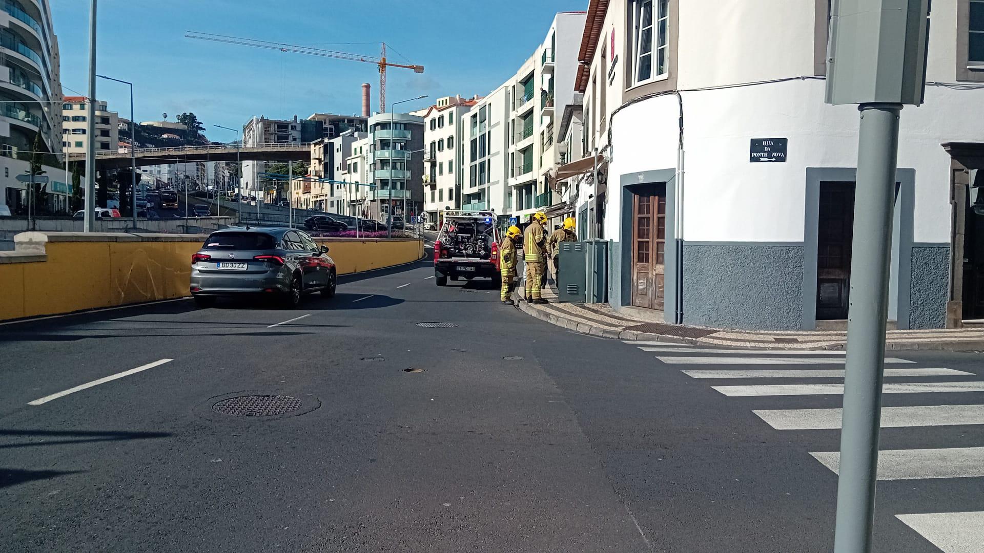 Suspeita de incêndio numa caixa de distribuição do sinal de televisão por cabo (com fotos)