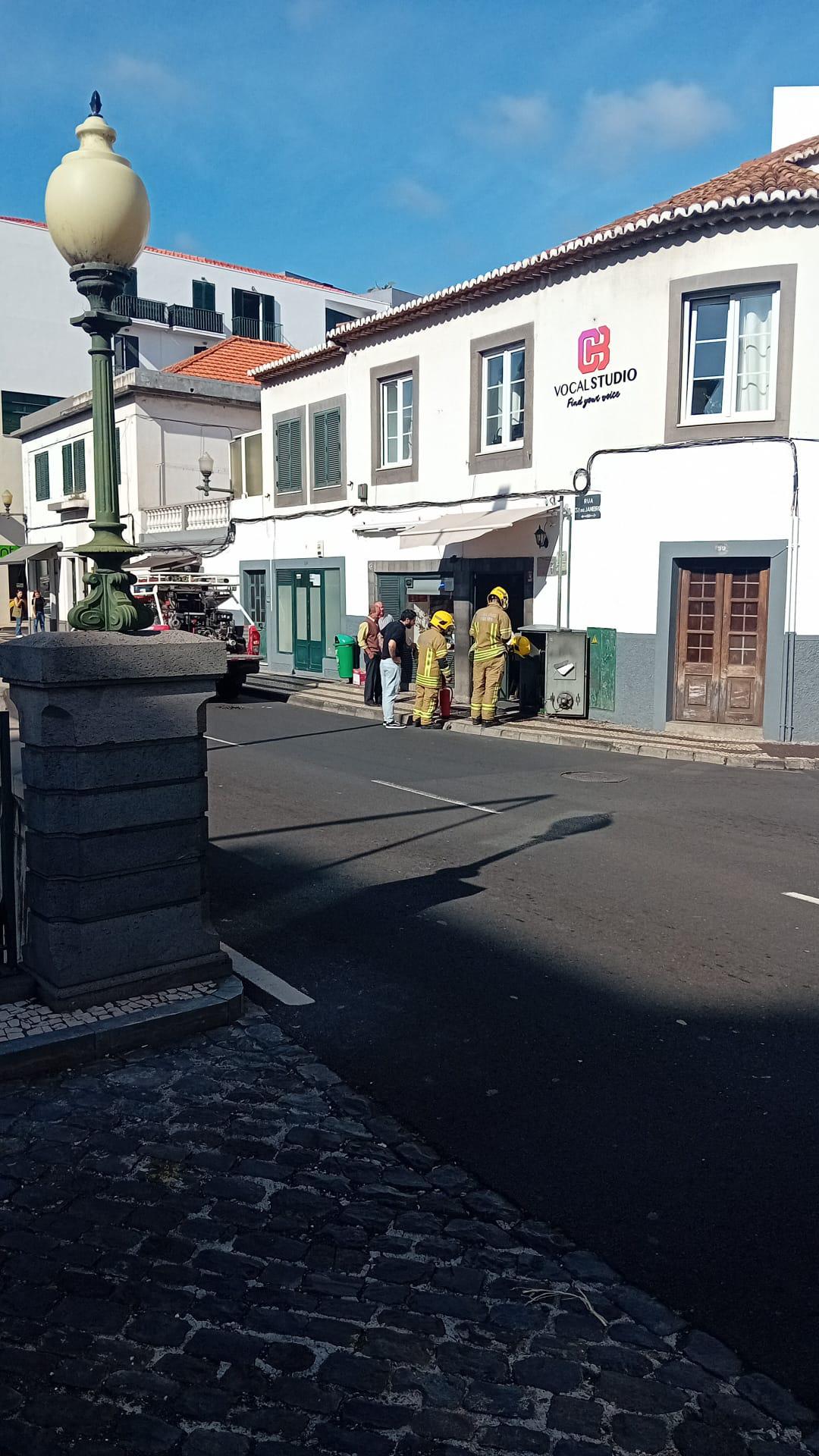 Suspeita de incêndio numa caixa de distribuição do sinal de televisão por cabo (com fotos)
