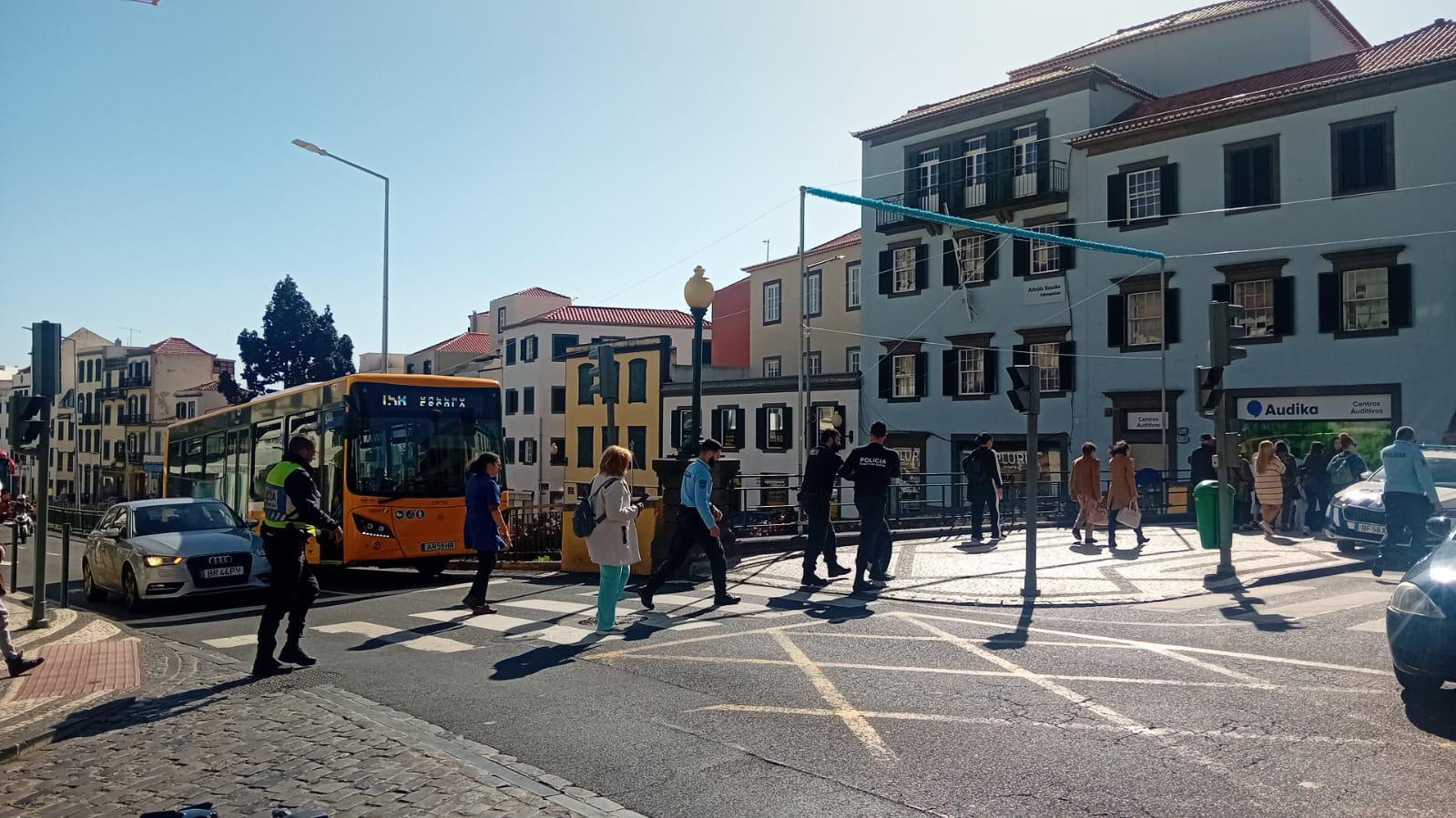 Momento em que o homem era levado pelos agentes da PSP