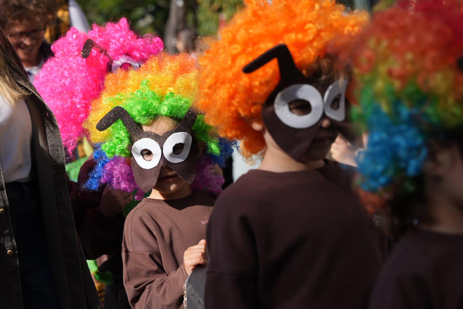 Carnaval leva largas centenas de foliões à Placa Central (com fotos)
