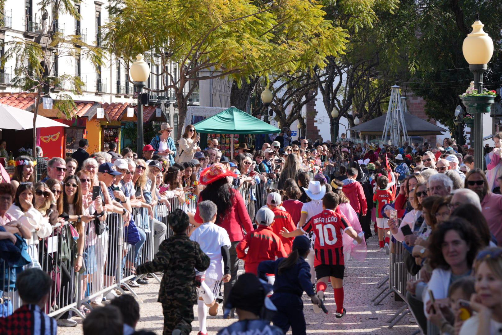 Carnaval leva largas centenas de foliões à Placa Central (com fotos)