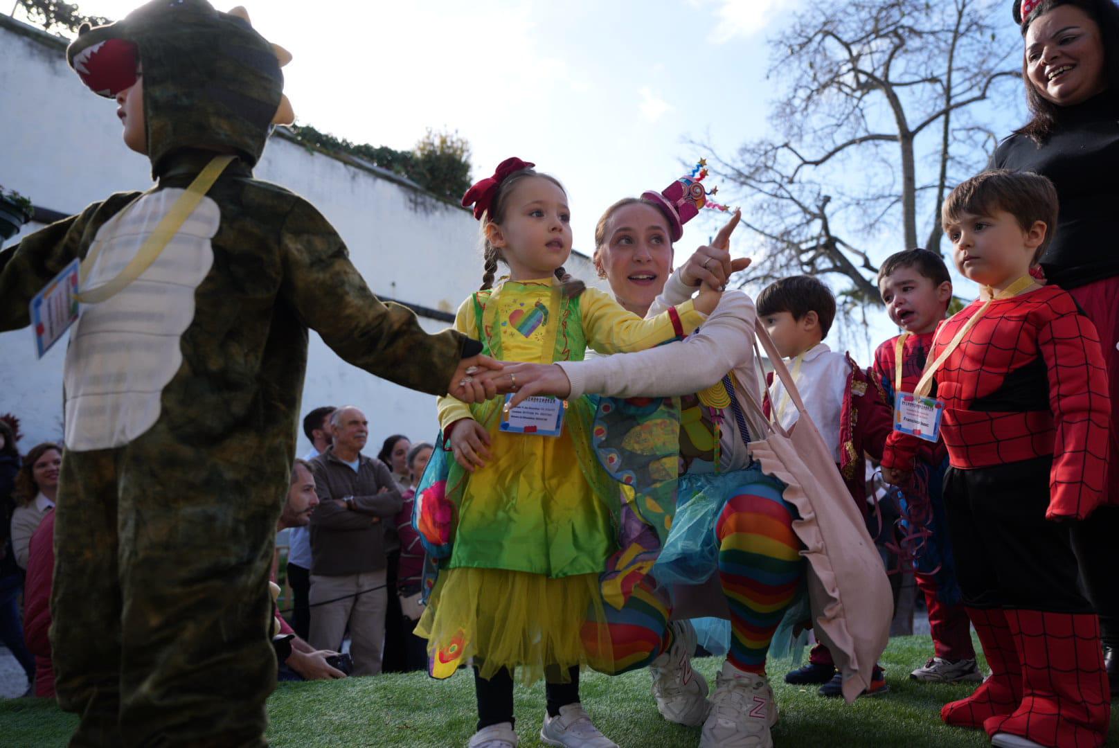 Carnaval leva largas centenas de foliões à Placa Central (com fotos)