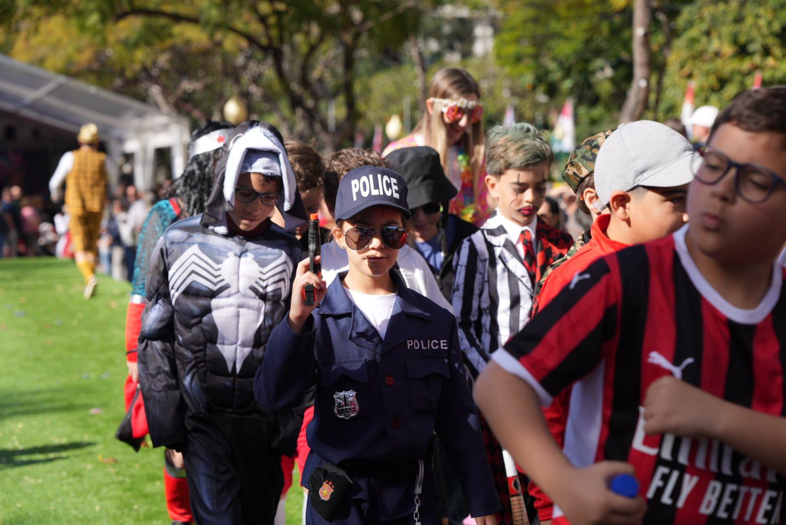 Carnaval leva largas centenas de foliões à Placa Central (com fotos)