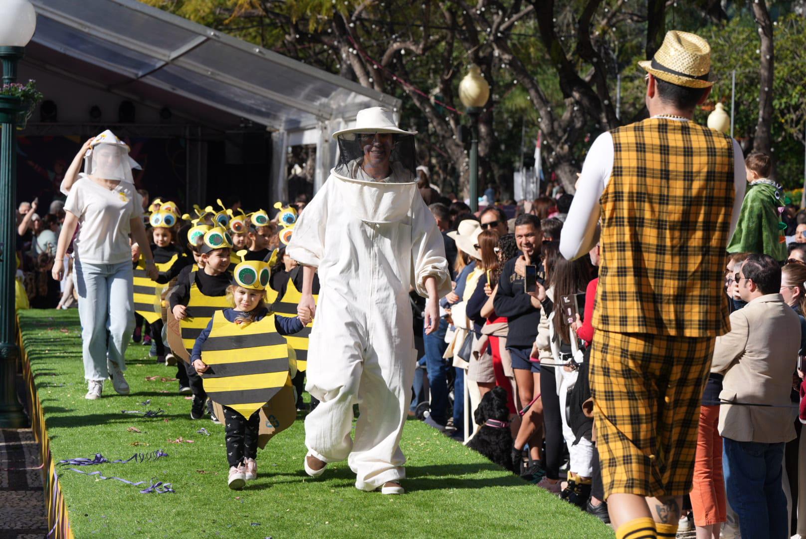 Carnaval leva largas centenas de foliões à Placa Central (com fotos)