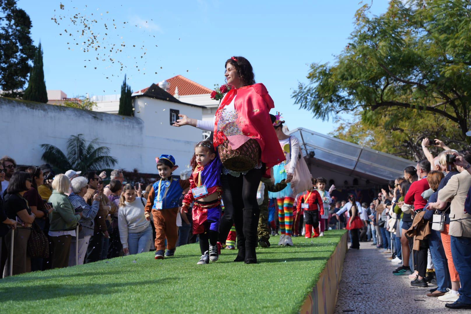 Carnaval leva largas centenas de foliões à Placa Central (com fotos)