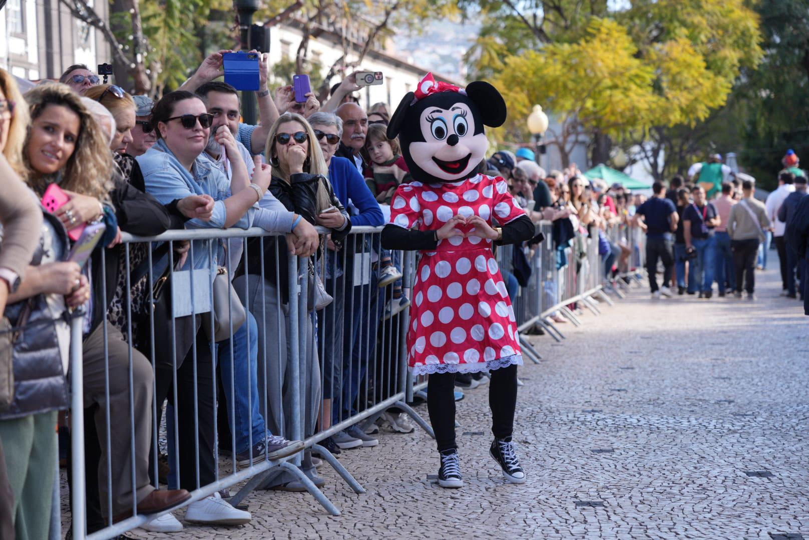 Carnaval leva largas centenas de foliões à Placa Central (com fotos)