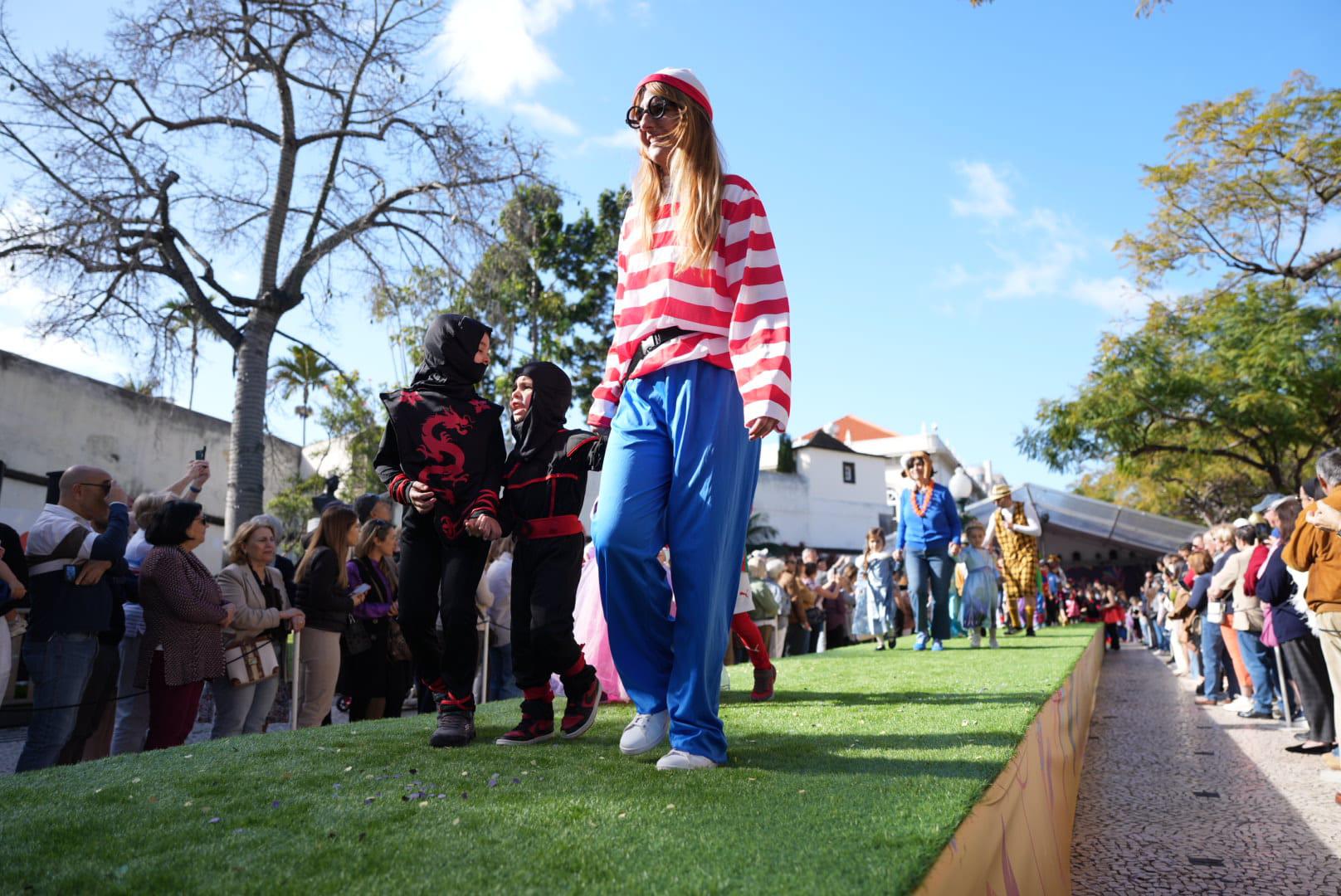 Carnaval leva largas centenas de foliões à Placa Central (com fotos)