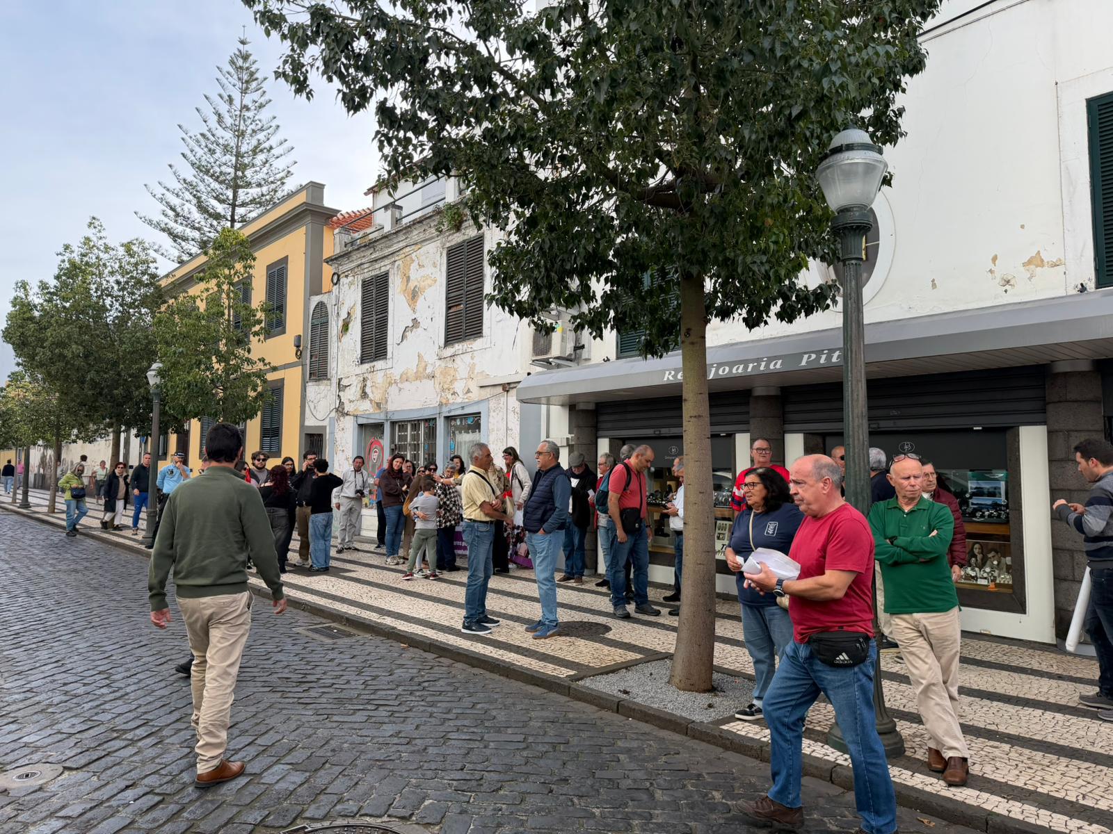 Quase uma centena na concentração contra o pacote laboral (com fotos e vídeo)