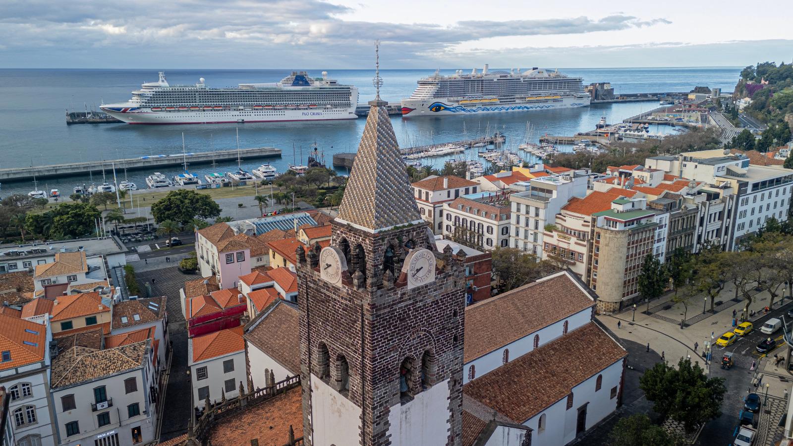 Três navios trazem mais de 16 mil pessoas ao porto do Funchal (com fotos)
