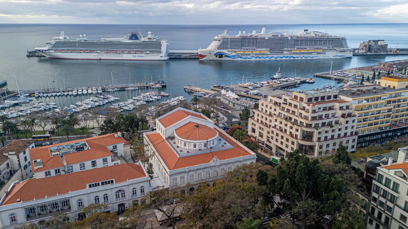 Três navios trazem mais de 16 mil pessoas ao porto do Funchal (com fotos)