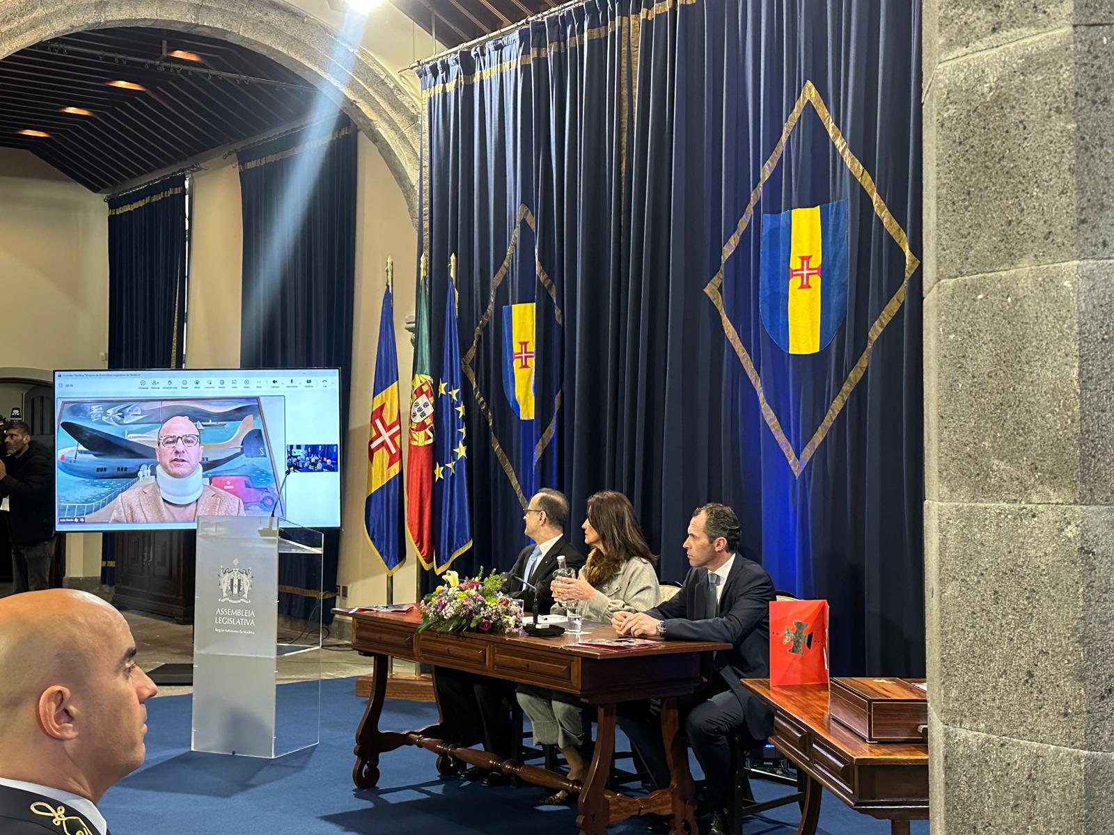 CTT assinalam 50 anos da Assembleia Legislativa da Madeira com emissão especial de selos