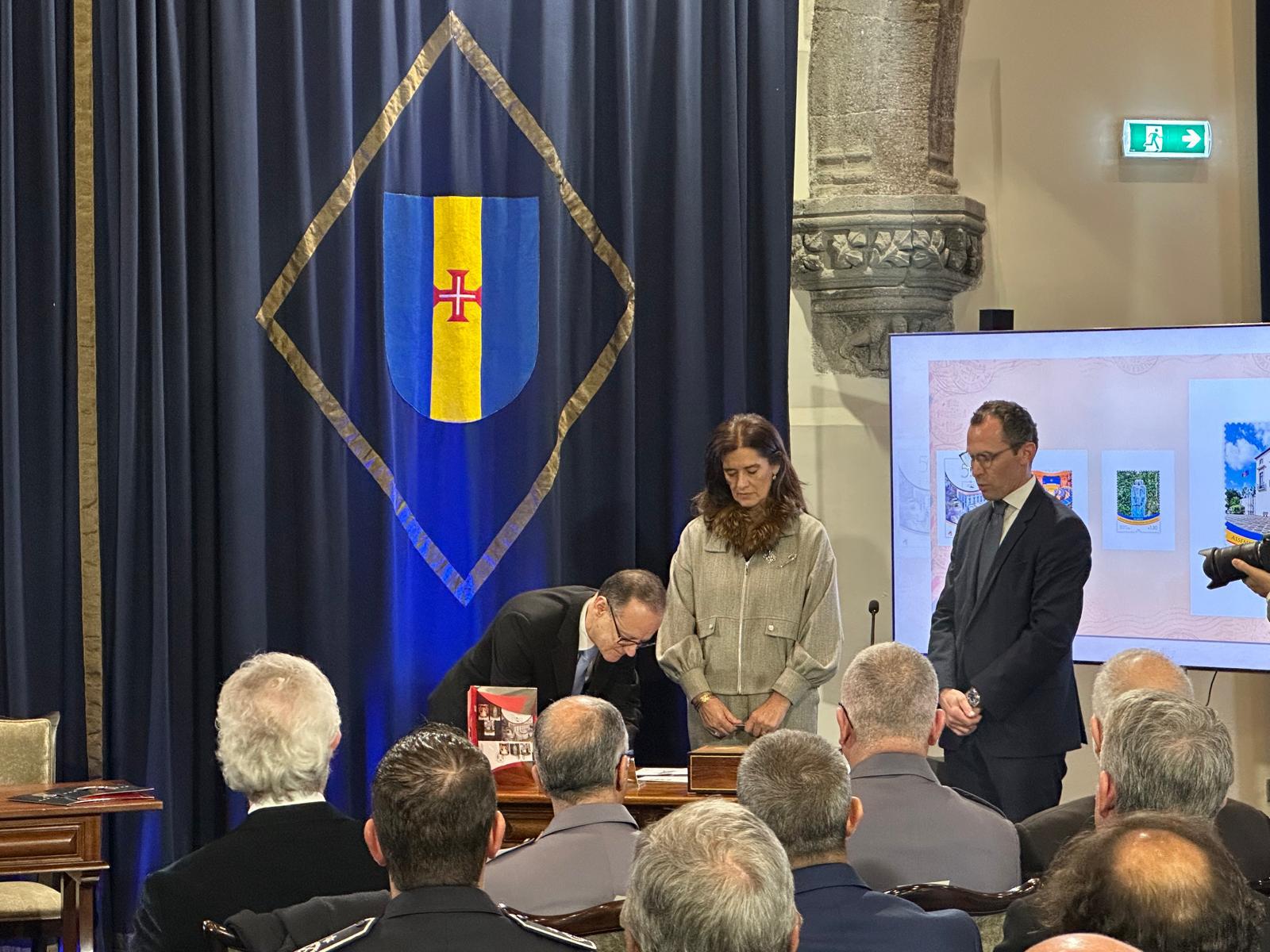 CTT assinalam 50 anos da Assembleia Legislativa da Madeira com emissão especial de selos