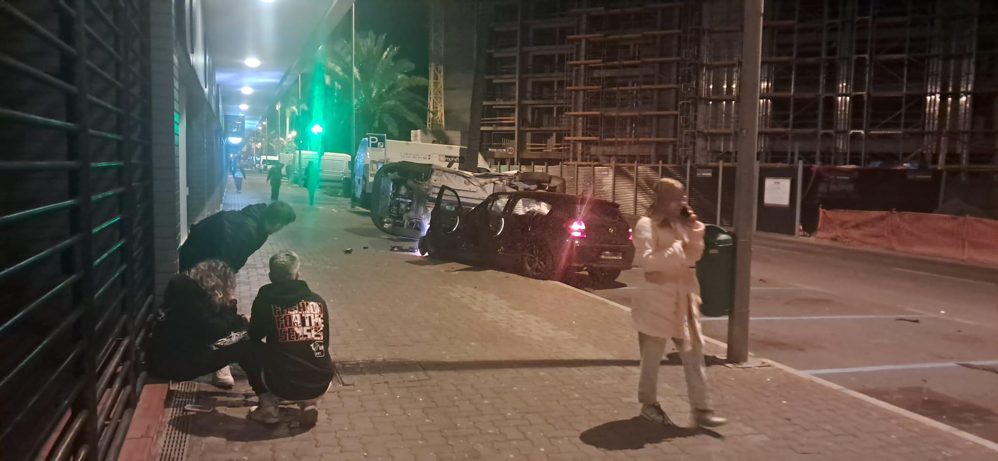 Colisão na zona da Ajuda provoca capotamento e danos avultados