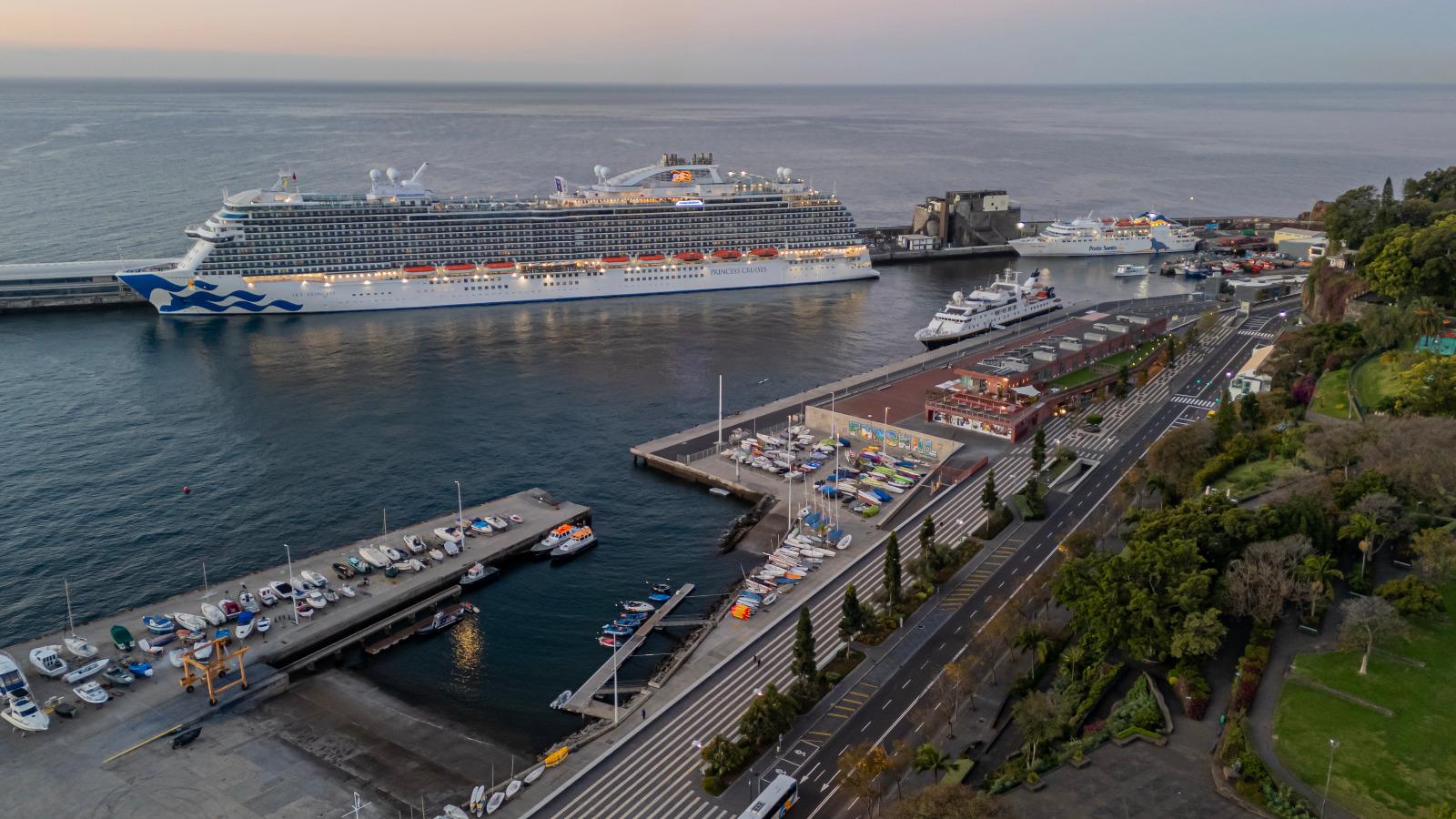 Funchal amanhece com o brilho de dois navios de cruzeiro (com fotos)