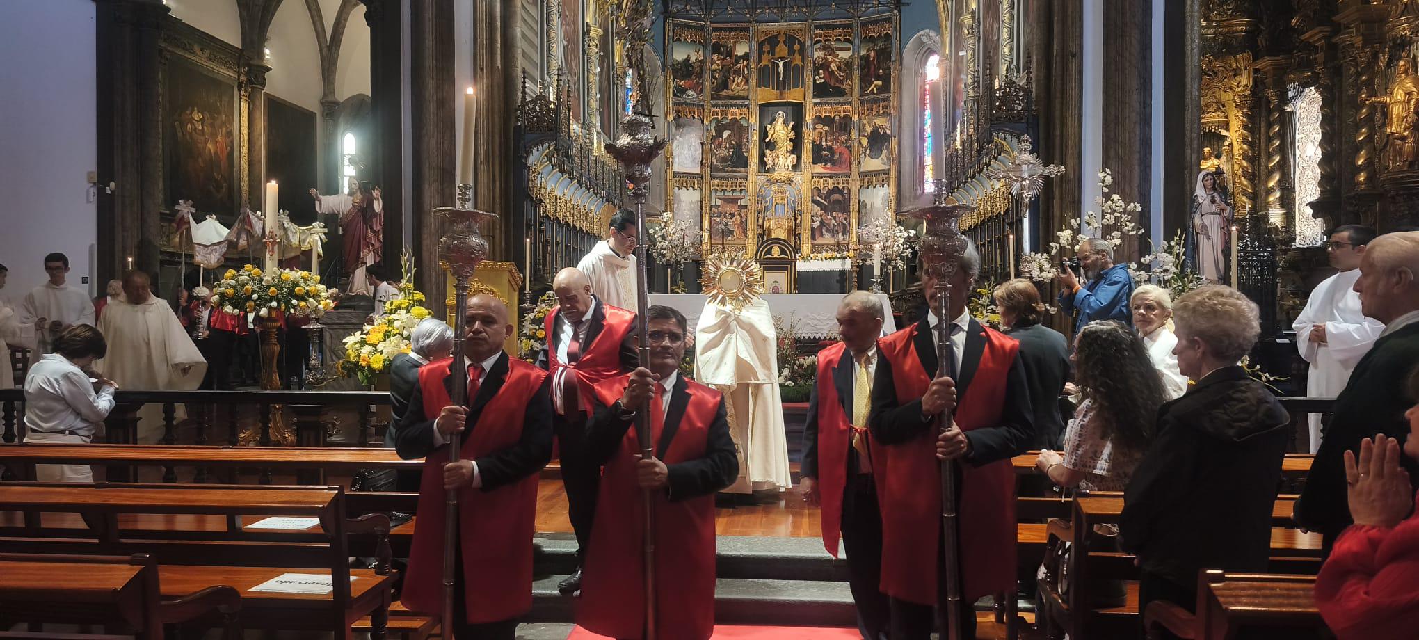 Fiéis celebram ressurreição de Cristo (com fotos)