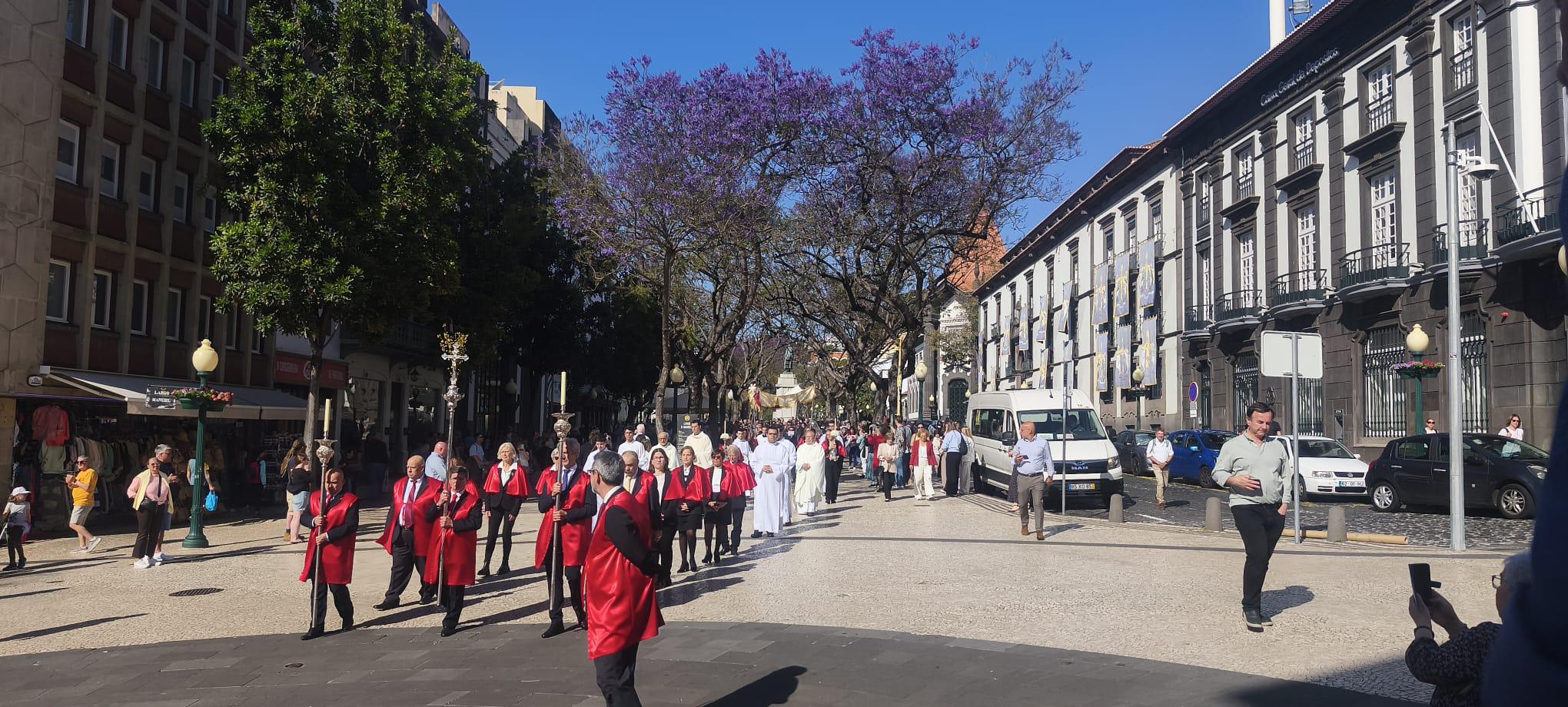 Fiéis celebram ressurreição de Cristo (com fotos)