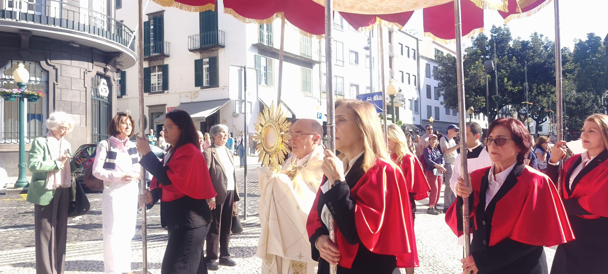 Fiéis celebram ressurreição de Cristo (com fotos)