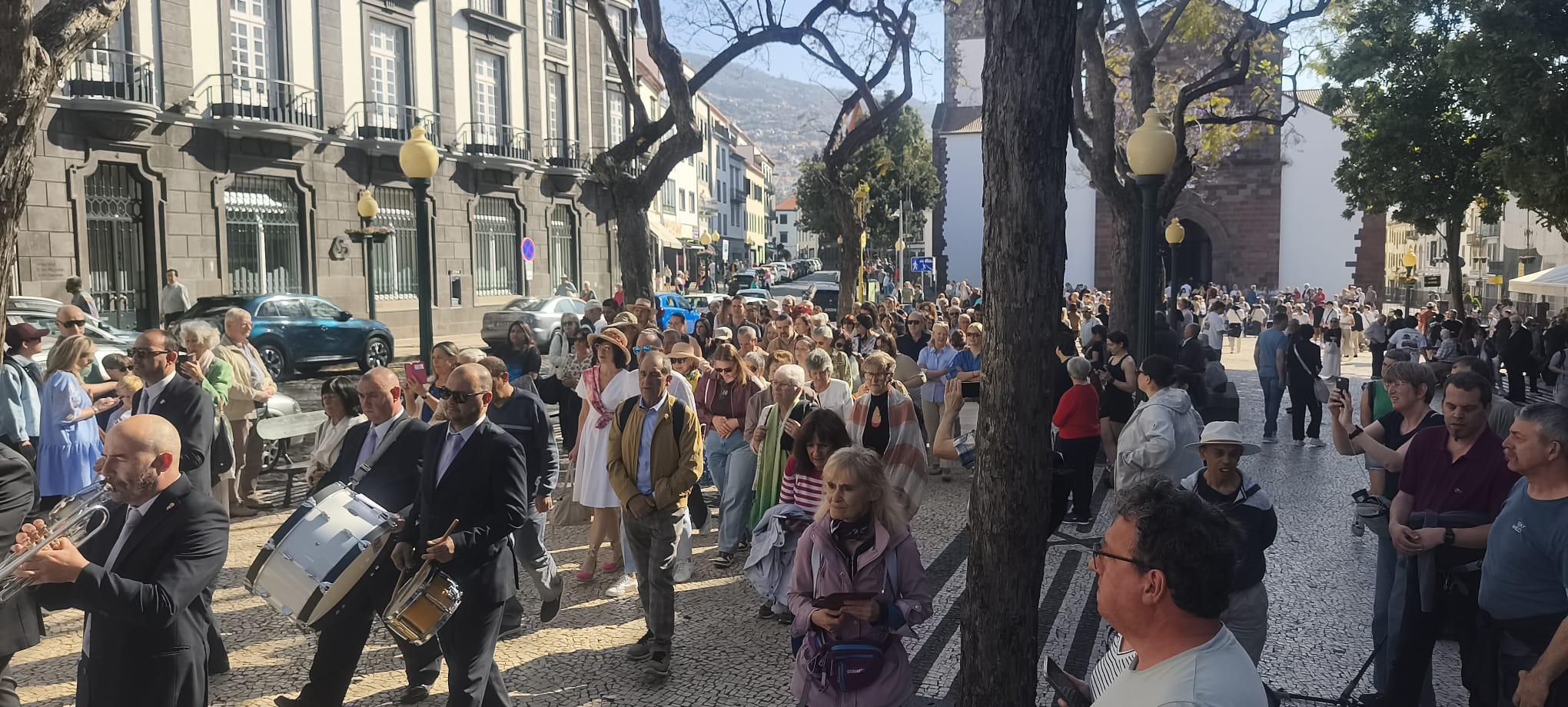 Fiéis celebram ressurreição de Cristo (com fotos)