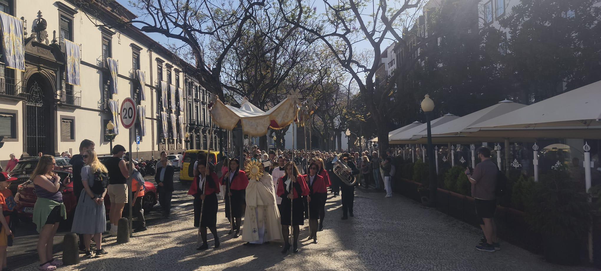 Fiéis celebram ressurreição de Cristo (com fotos)