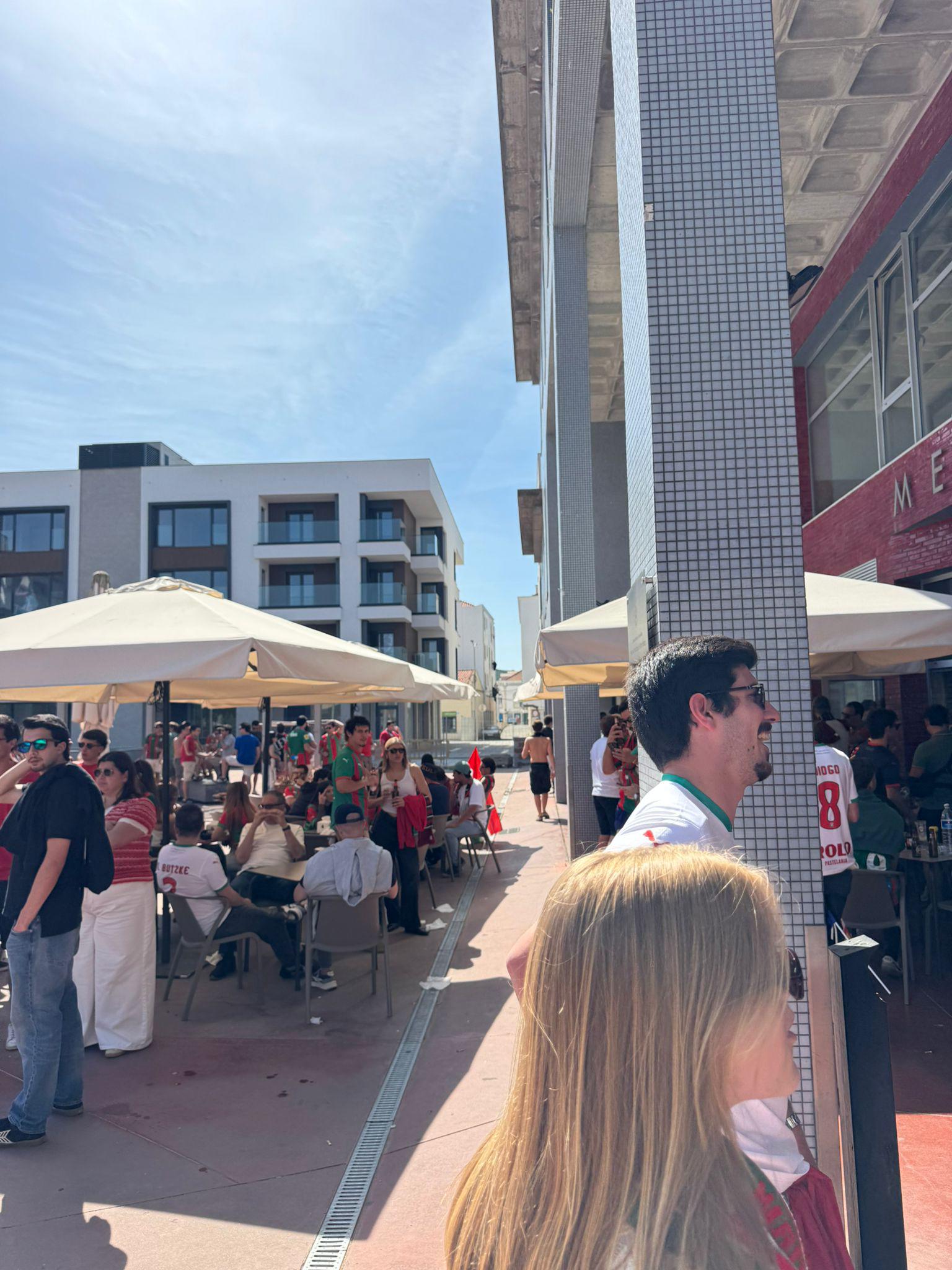 Adeptos do Marítimo já se concentram em bom número em Torres Vedras (com fotos)