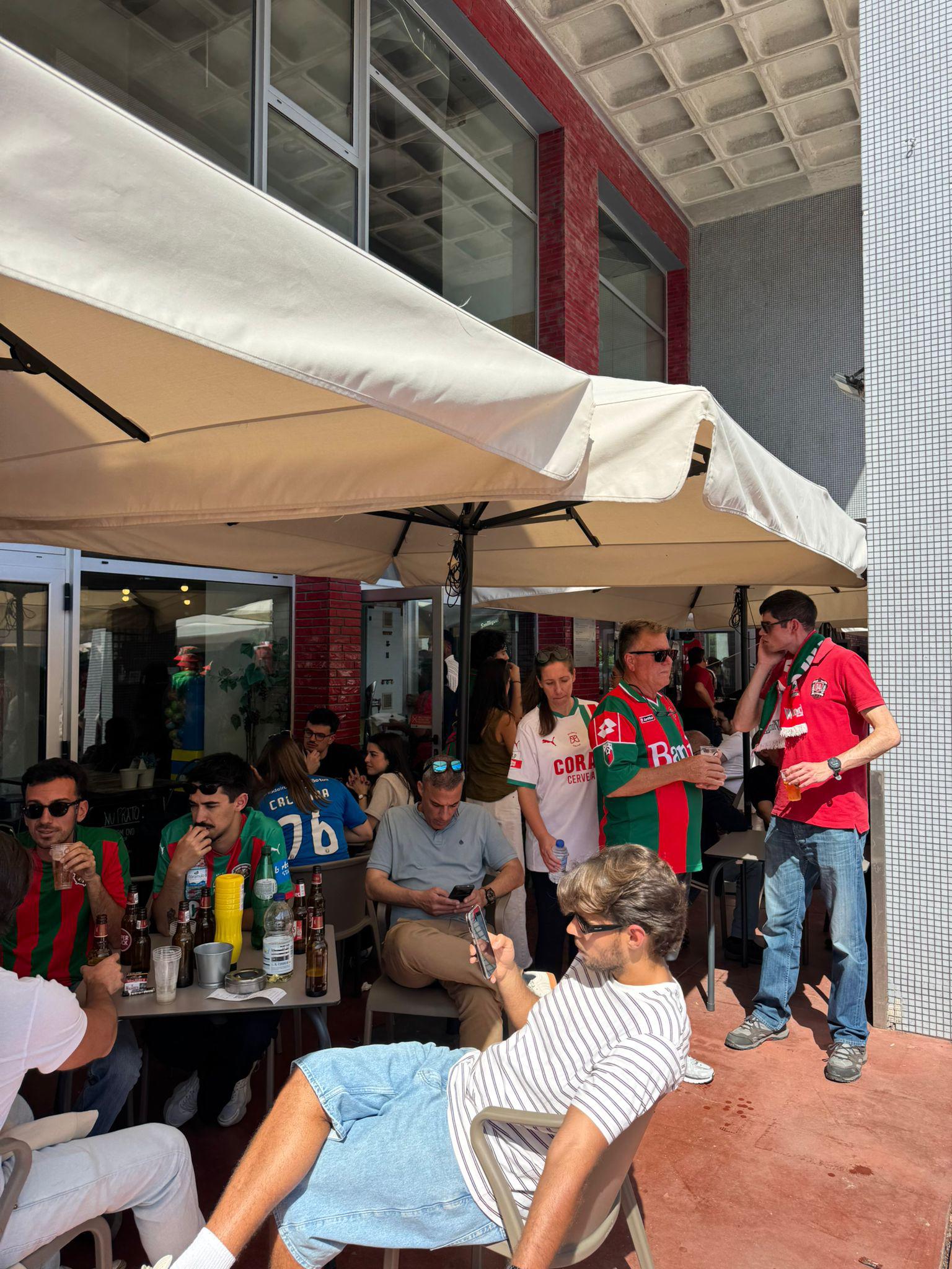 Adeptos do Marítimo já se concentram em bom número em Torres Vedras (com fotos)