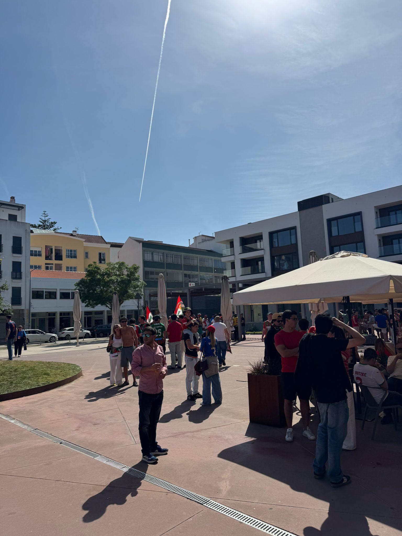 Adeptos do Marítimo já se concentram em bom número em Torres Vedras (com fotos)