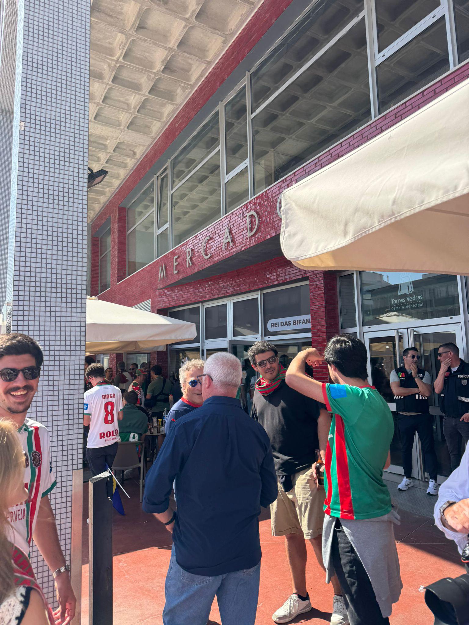 Adeptos do Marítimo já se concentram em bom número em Torres Vedras (com fotos)