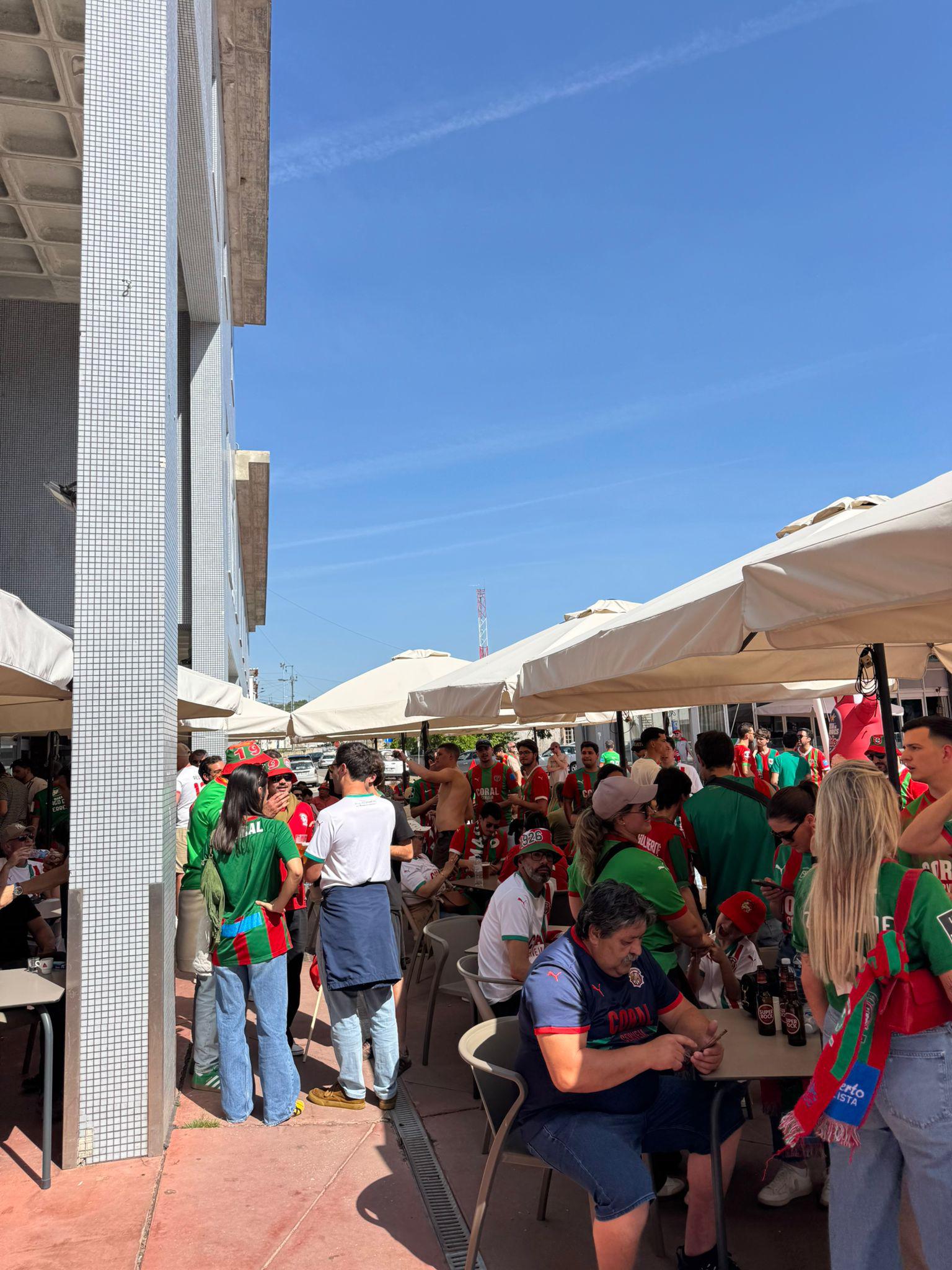 Adeptos do Marítimo já se concentram em bom número em Torres Vedras (com fotos)