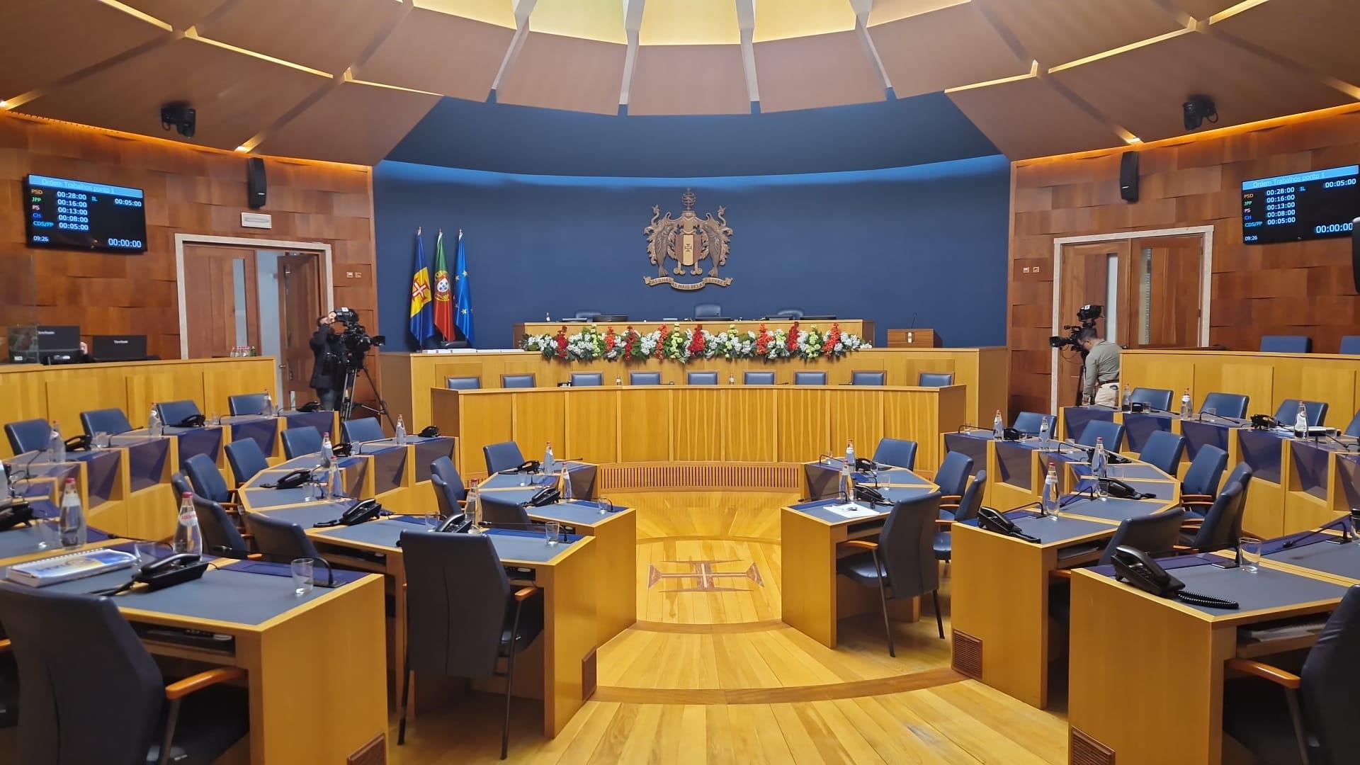 Sessão solene do 25 de Abril no hemiciclo madeirense