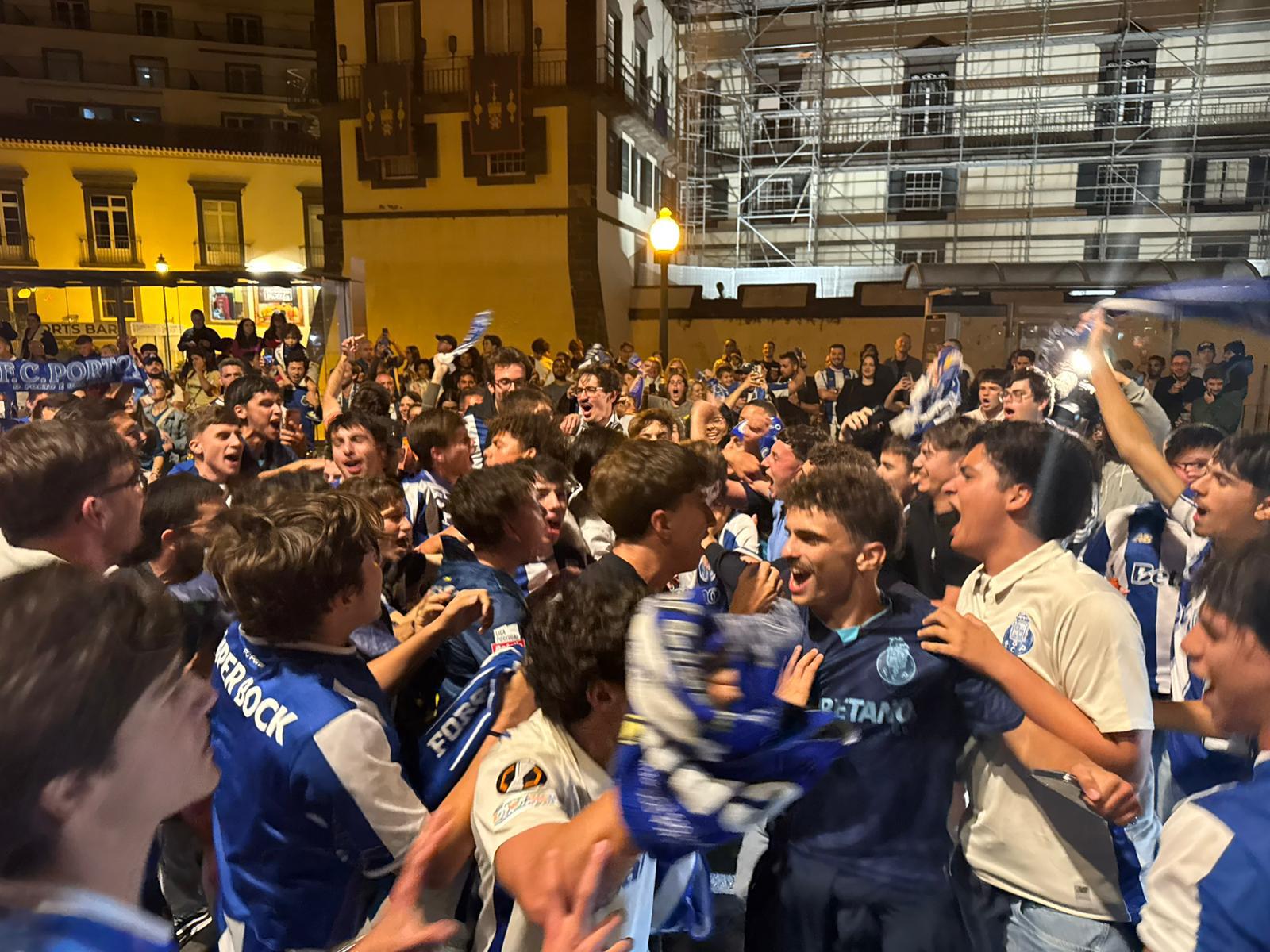Veja as imagens da festa dos adeptos do FC Porto na Avenida do Mar (com fotos e vídeo)