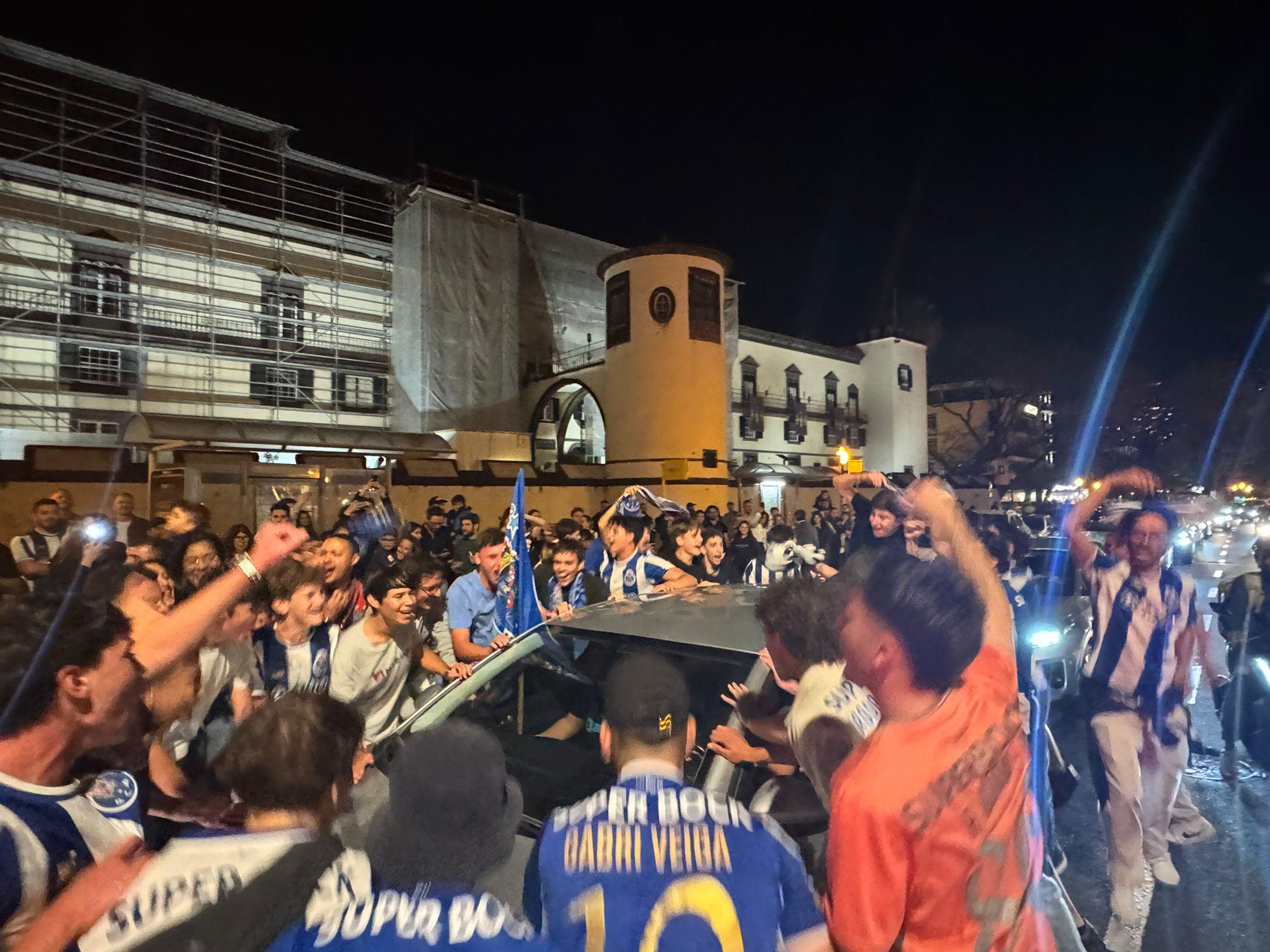 Veja as imagens da festa dos adeptos do FC Porto na Avenida do Mar (com fotos e vídeo)
