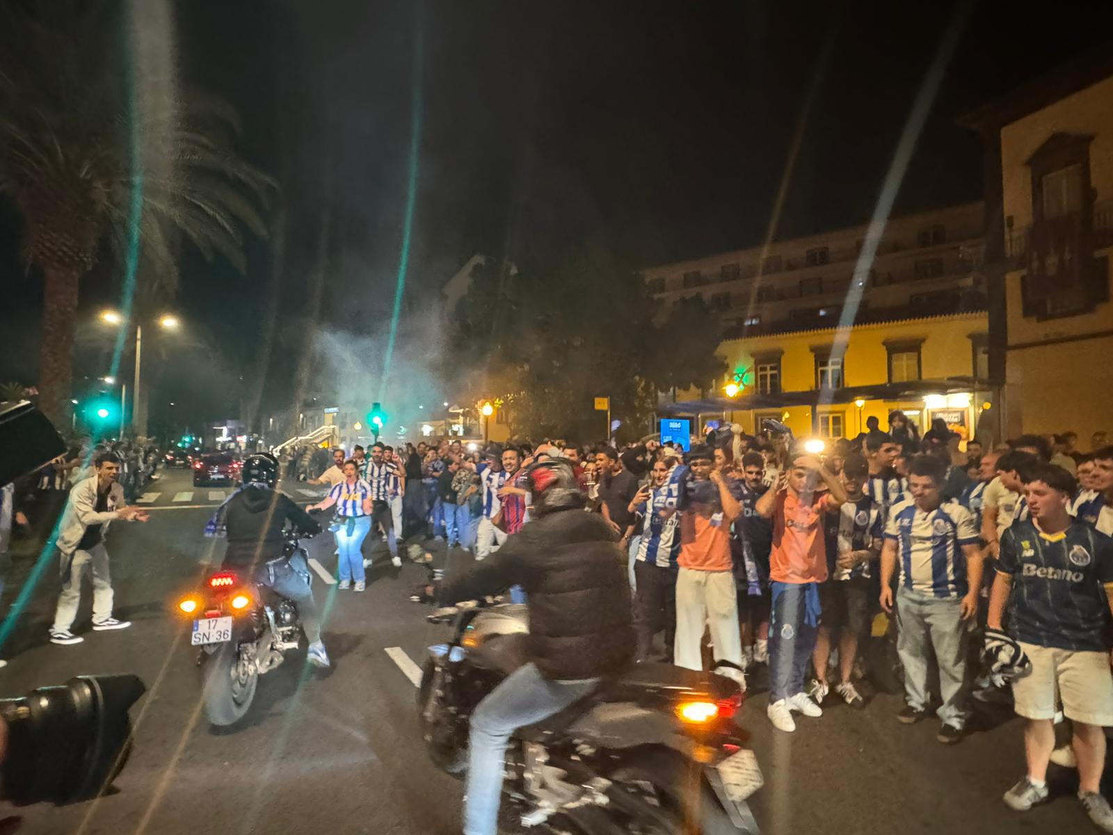 Veja as imagens da festa dos adeptos do FC Porto na Avenida do Mar (com fotos e vídeo)