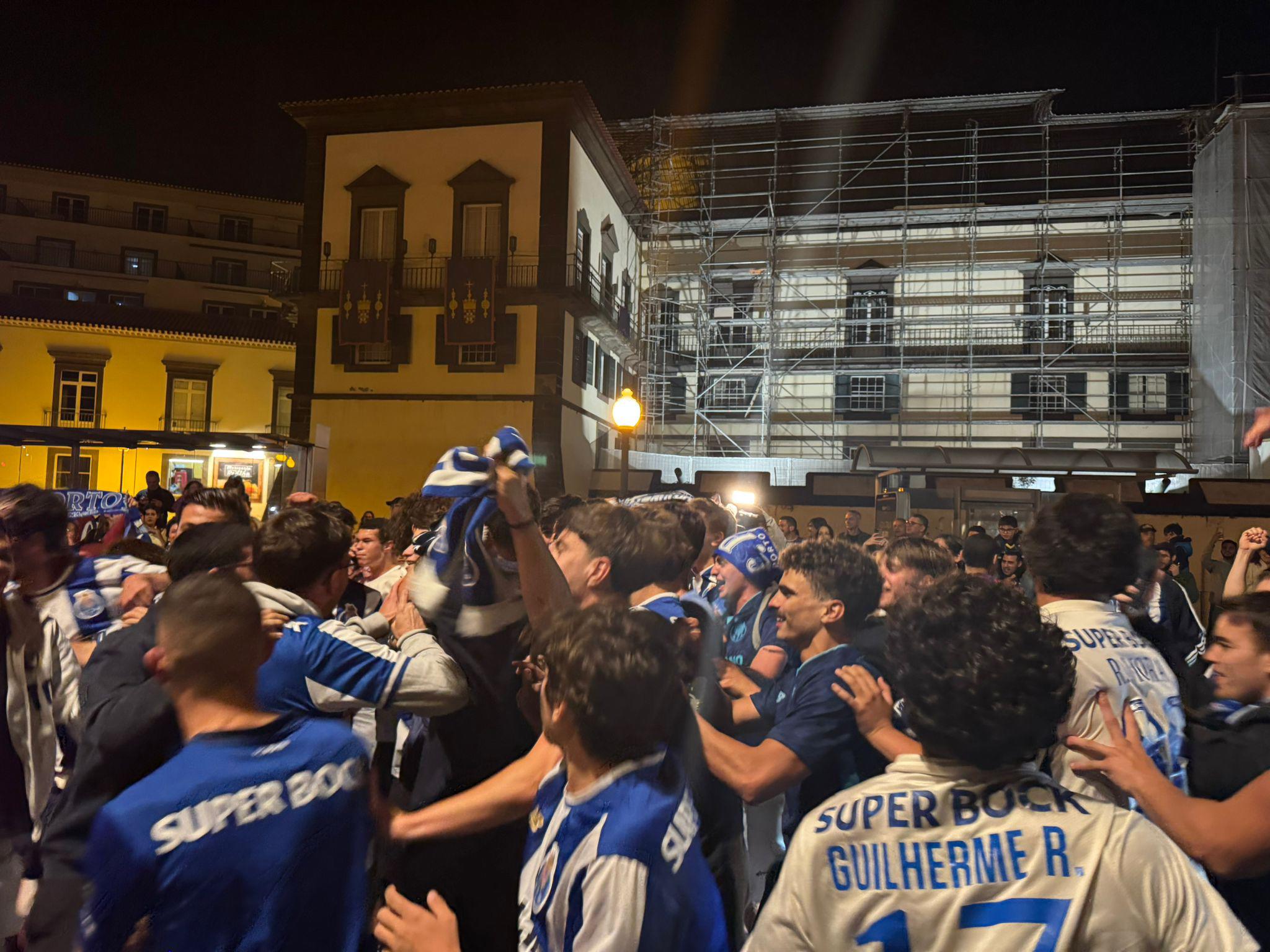 Veja as imagens da festa dos adeptos do FC Porto na Avenida do Mar (com fotos e vídeo)