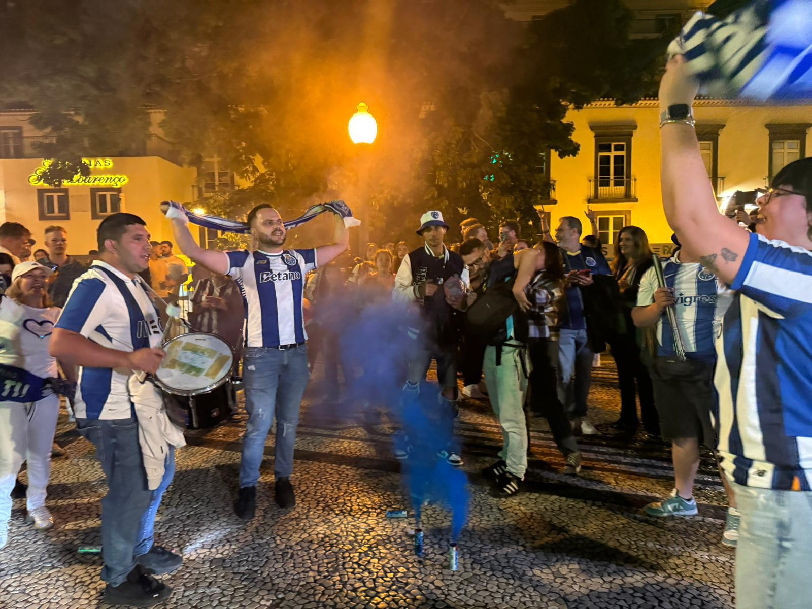 Veja as imagens da festa dos adeptos do FC Porto na Avenida do Mar (com fotos e vídeo)