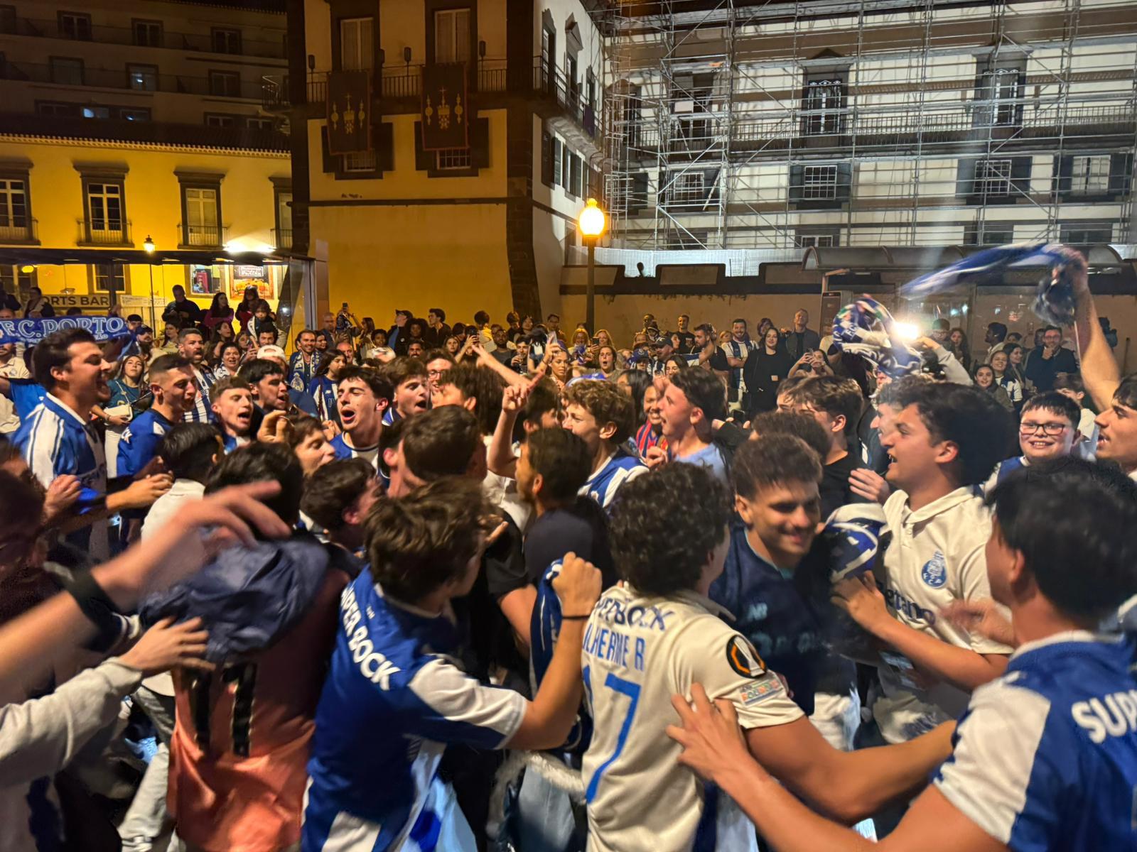 Veja as imagens da festa dos adeptos do FC Porto na Avenida do Mar (com fotos e vídeo)