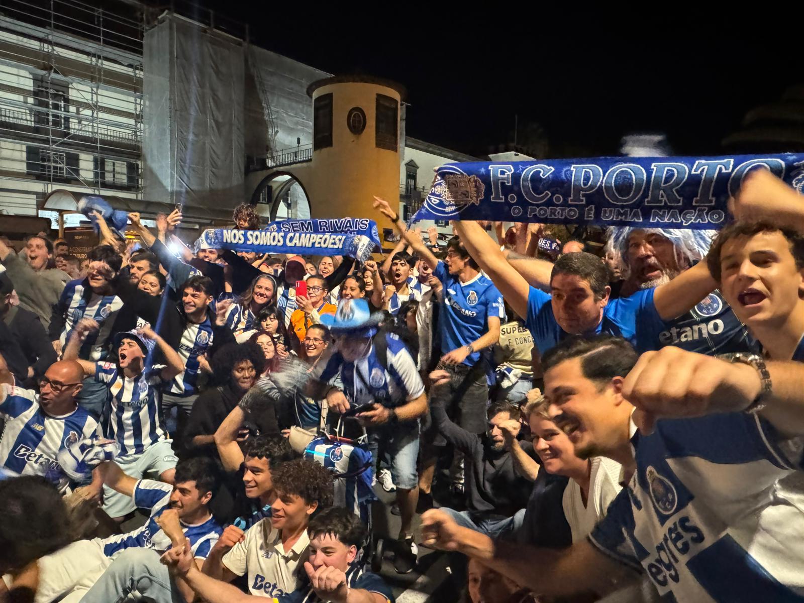 Veja as imagens da festa dos adeptos do FC Porto na Avenida do Mar (com fotos e vídeo)