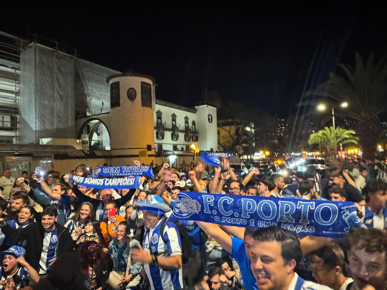 Veja as imagens da festa dos adeptos do FC Porto na Avenida do Mar (com fotos e vídeo)