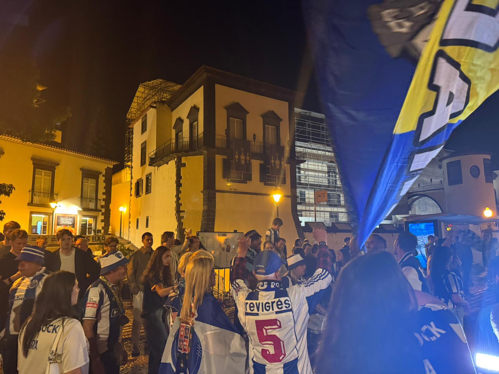 Veja as imagens da festa dos adeptos do FC Porto na Avenida do Mar (com fotos e vídeo)